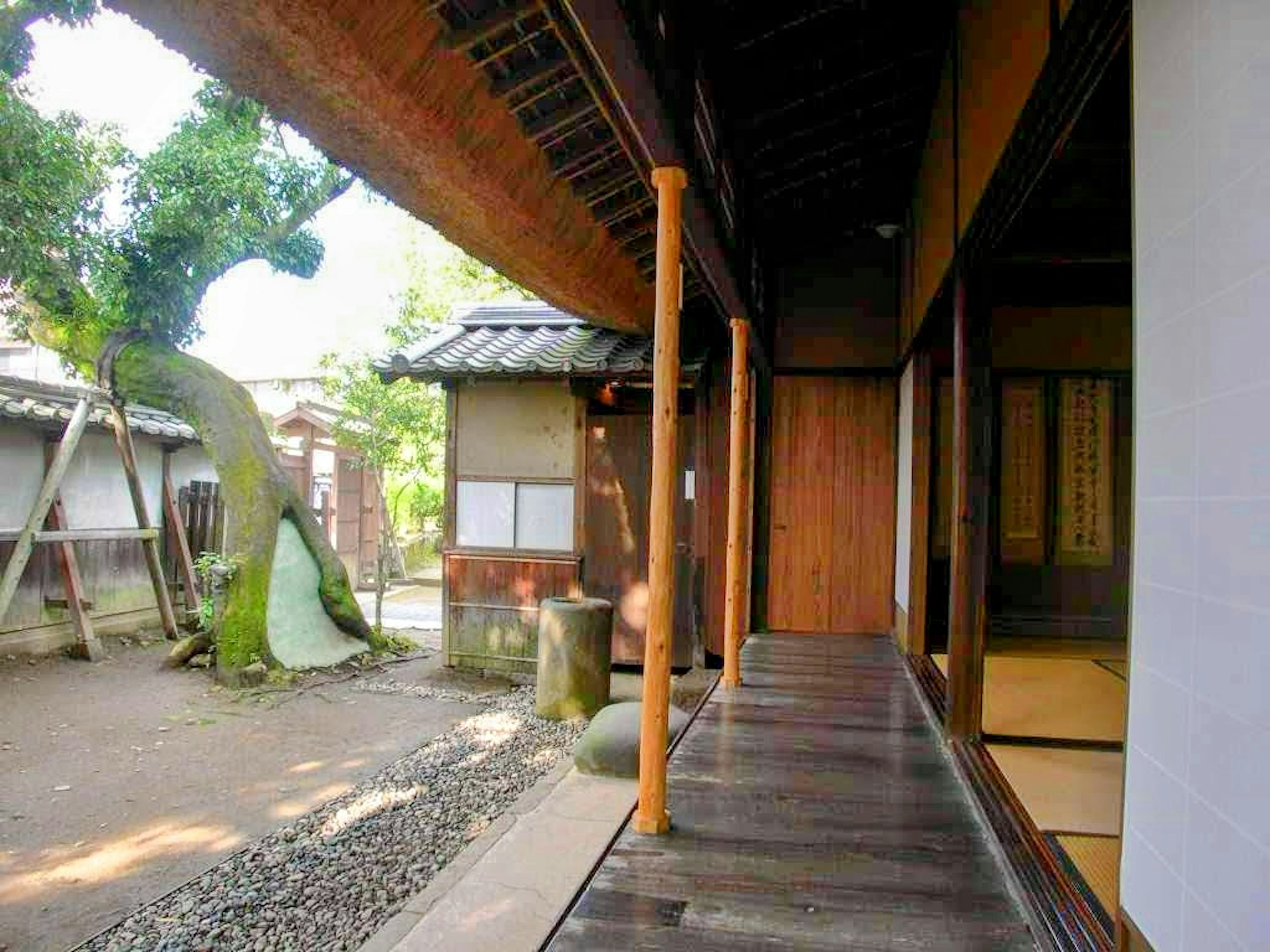 Traditionelles japanisches Hausinterieur mit Gartenblick Holzdeck und Grünflächen