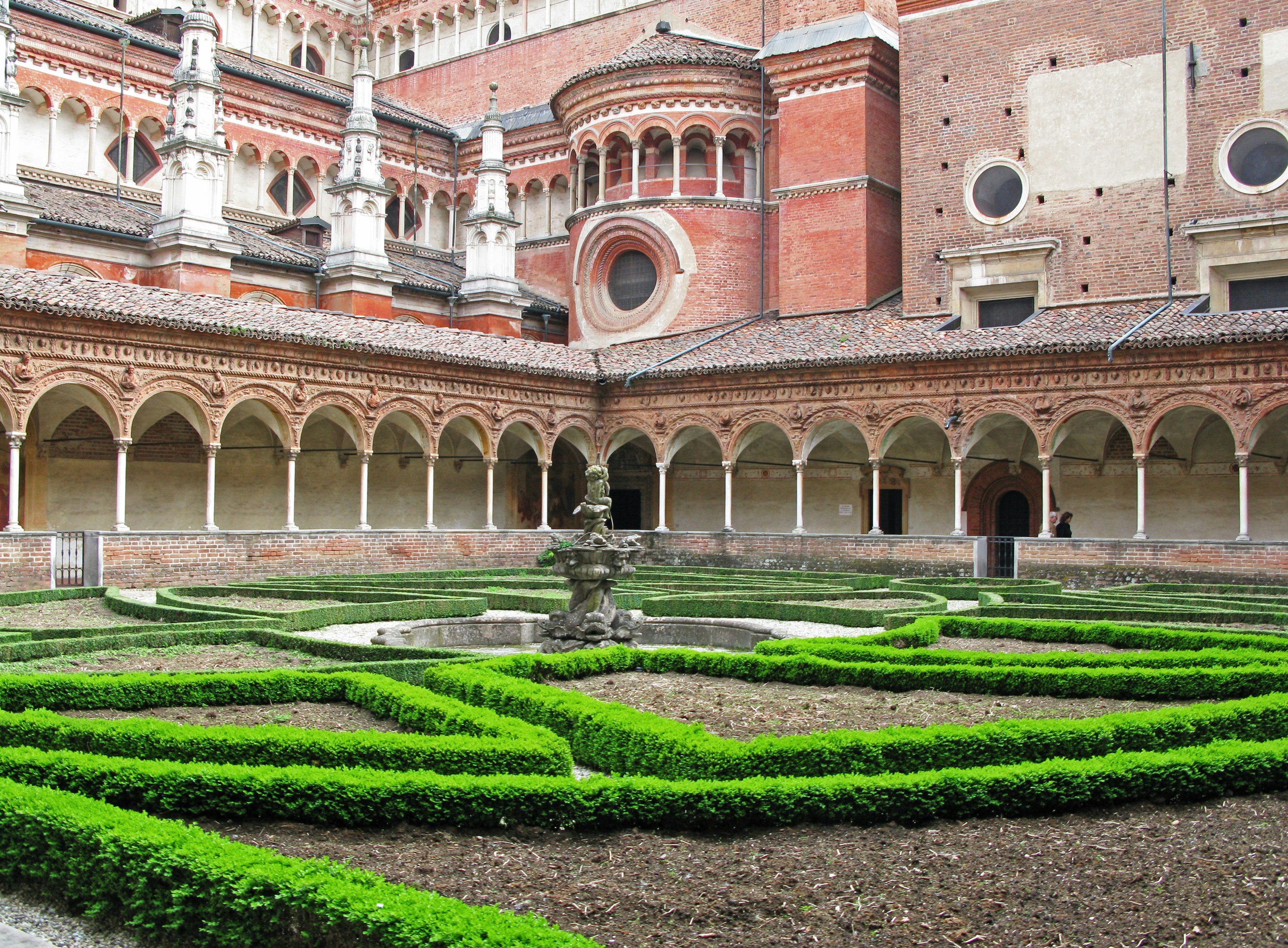 Schöner Innenhofgarten mit Hecken und gewölbten Kolonnaden