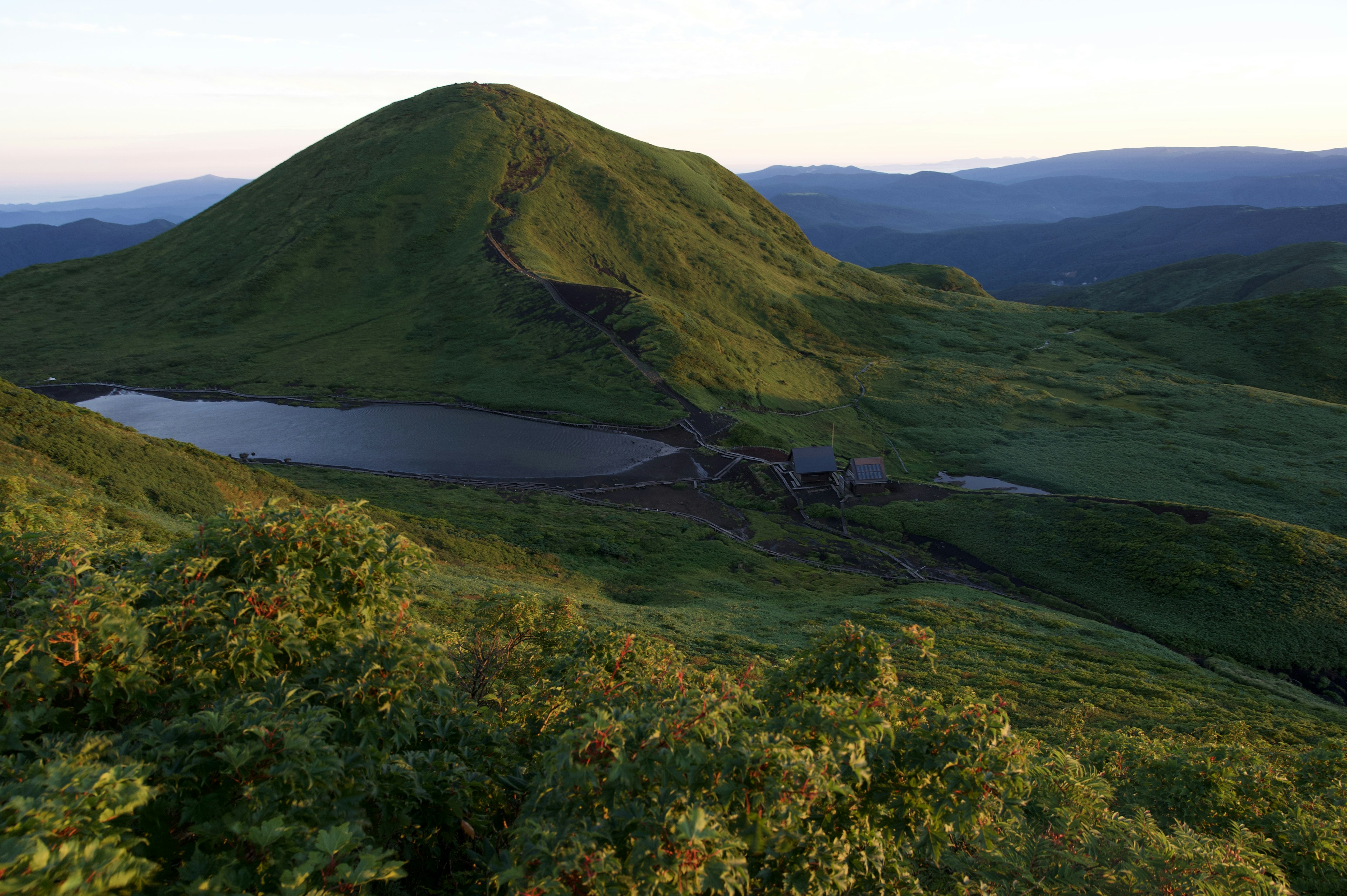 Paesaggio montano verdeggiante con un lago tranquillo