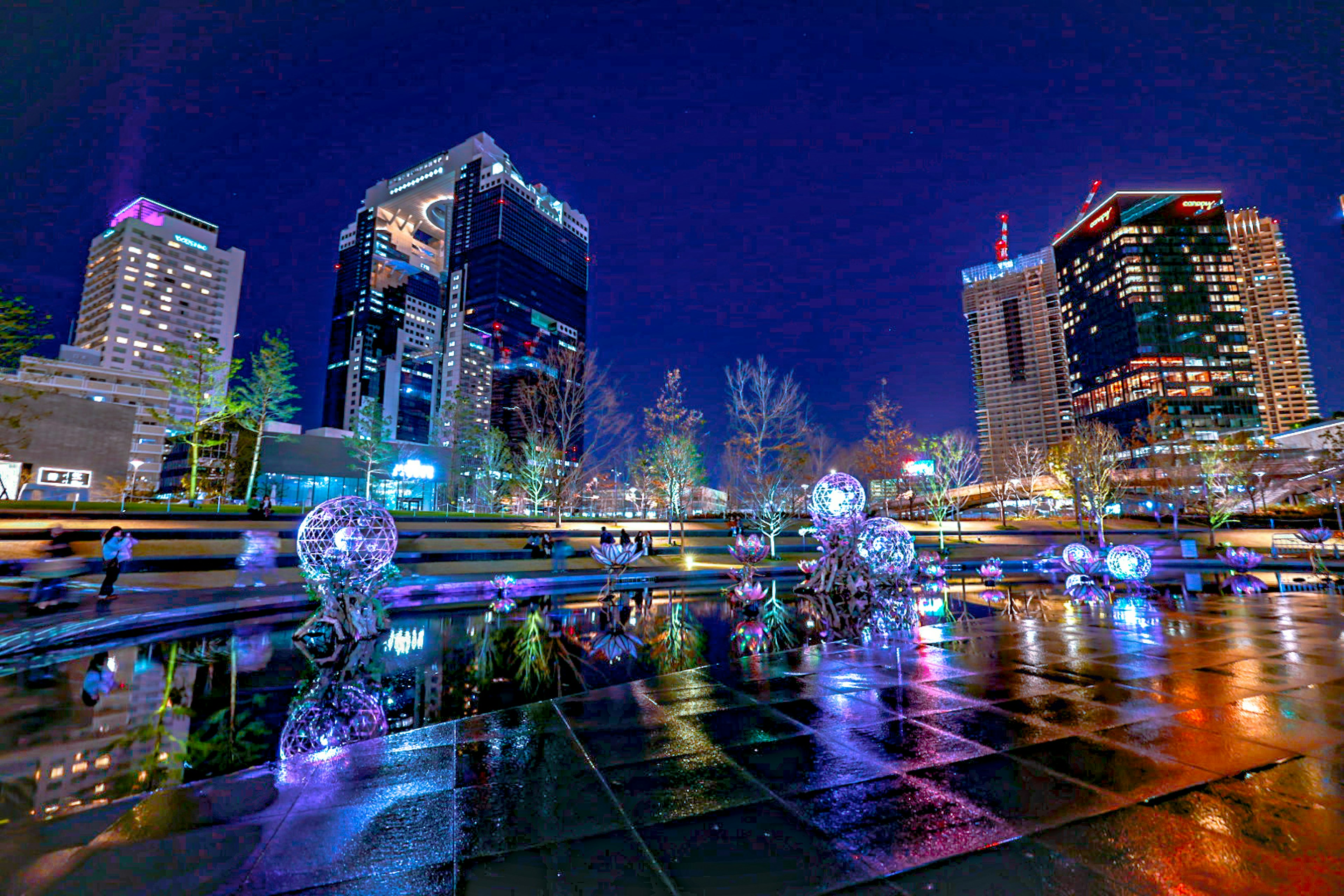 Paesaggio urbano notturno con sculture illuminate