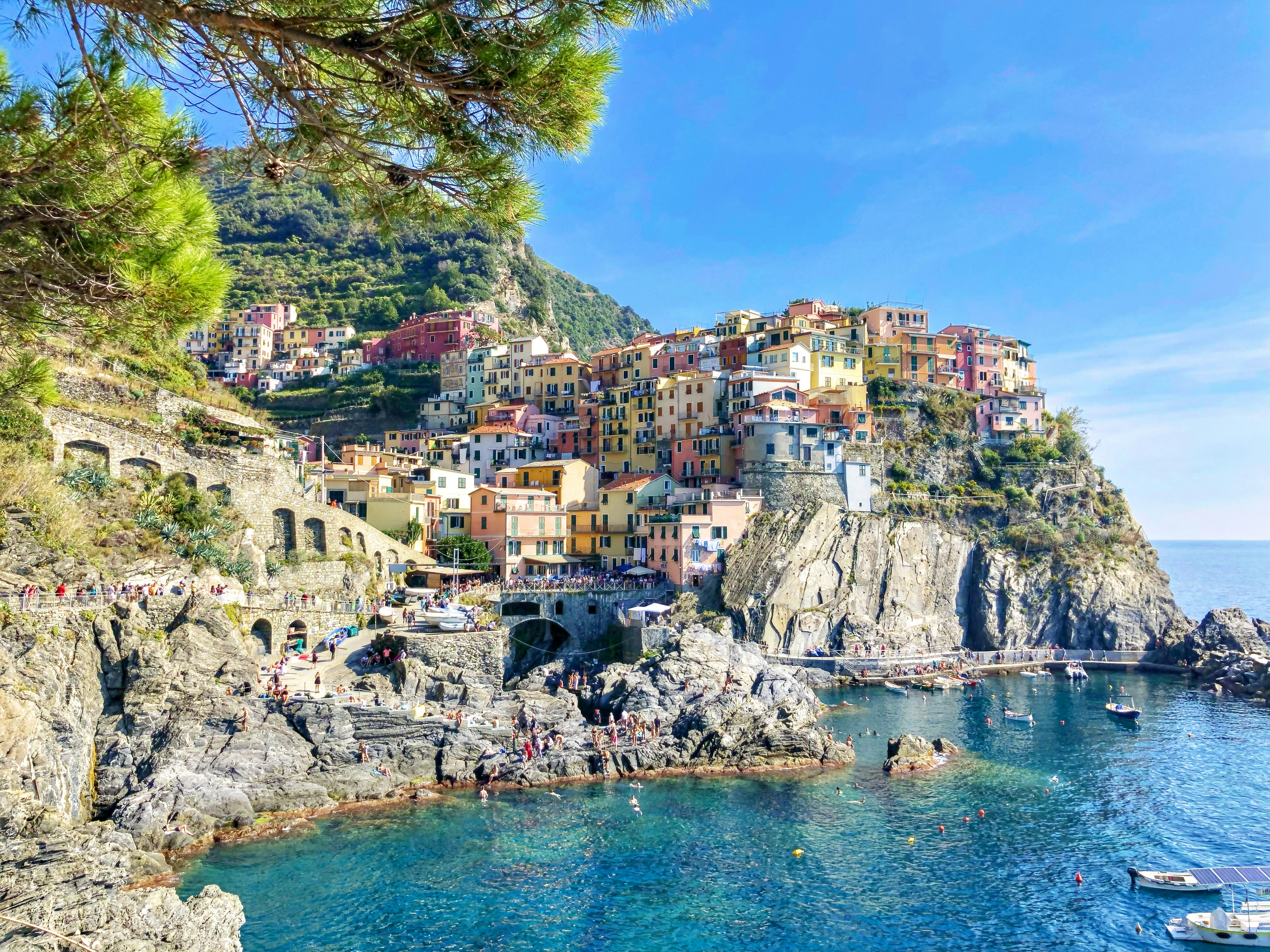 Charmantes Küstendorf in Italien mit bunten Häusern und klarem Wasser