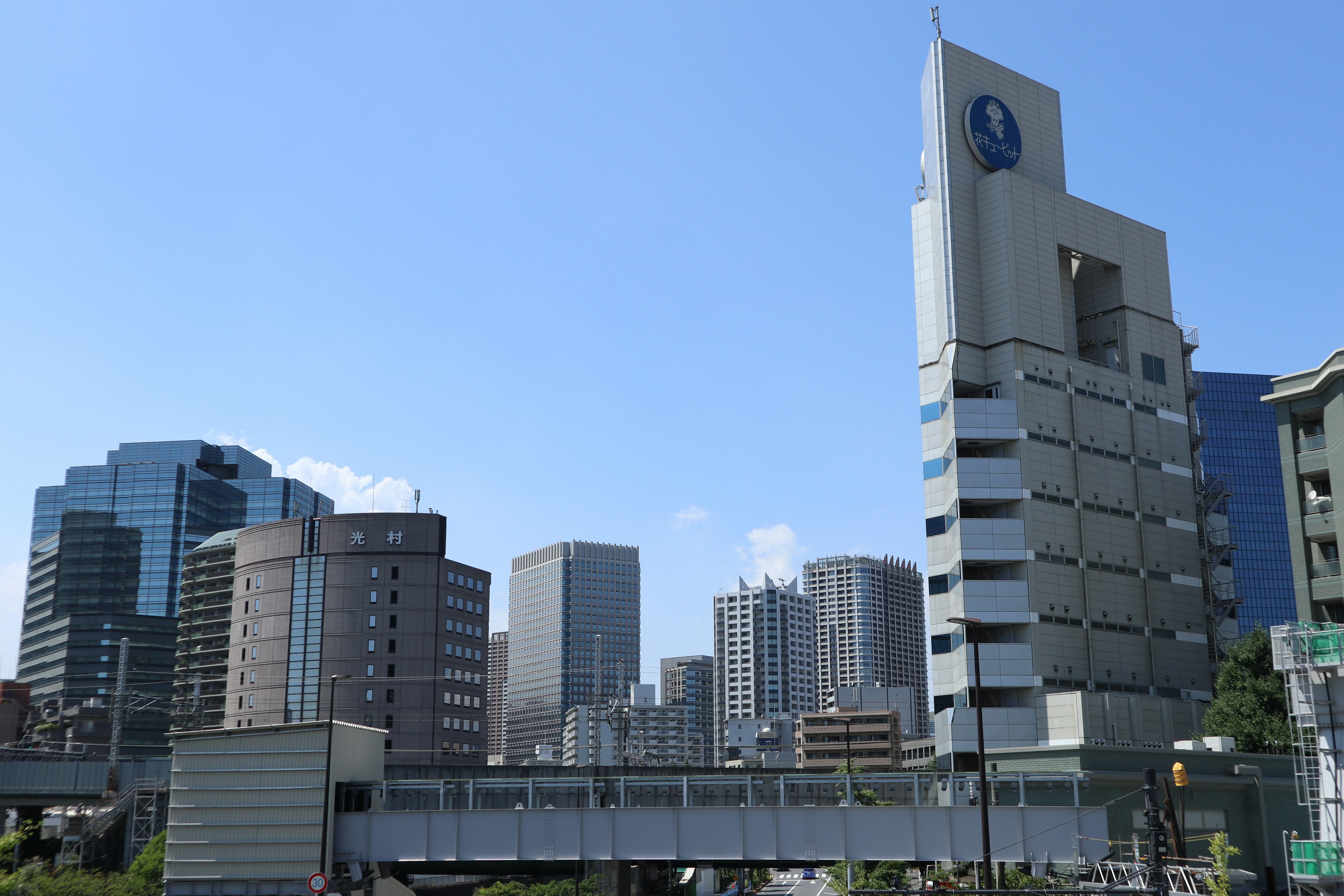 Garis langit modern dengan gedung tinggi di bawah langit biru yang cerah