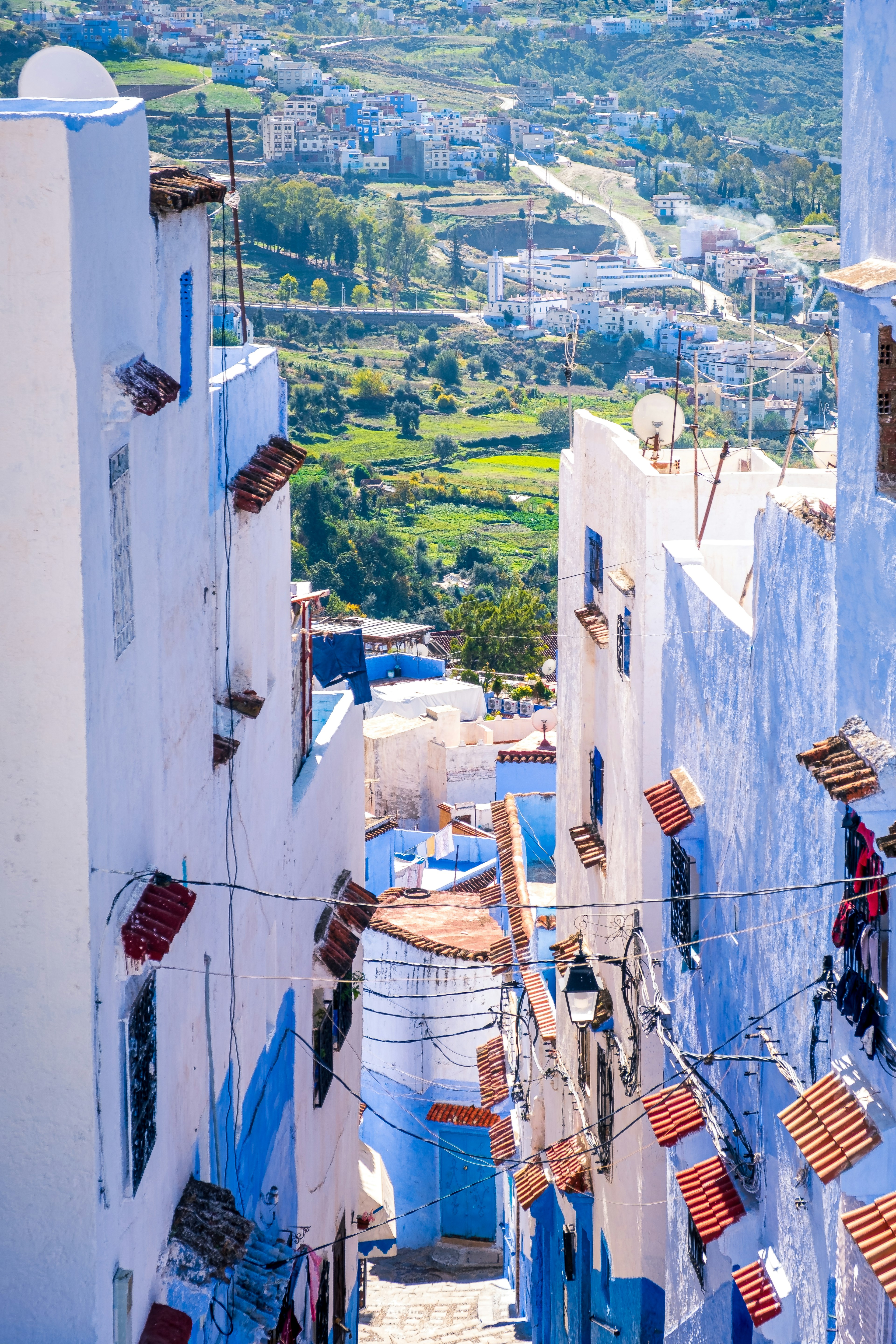 Vue pittoresque d'une rue étroite bordée de bâtiments blancs et de détails bleus