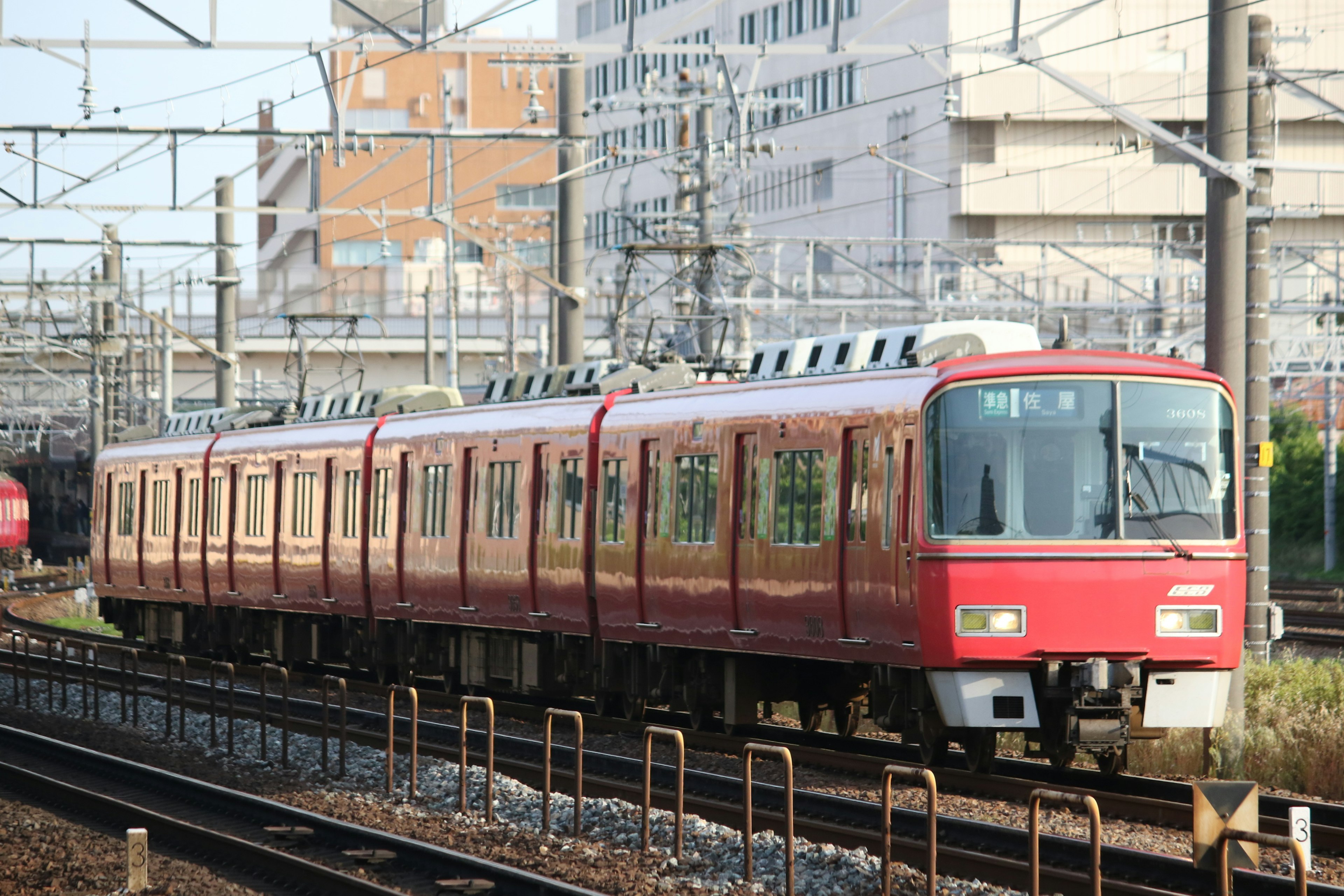 一列紅色火車在城市環境中行駛