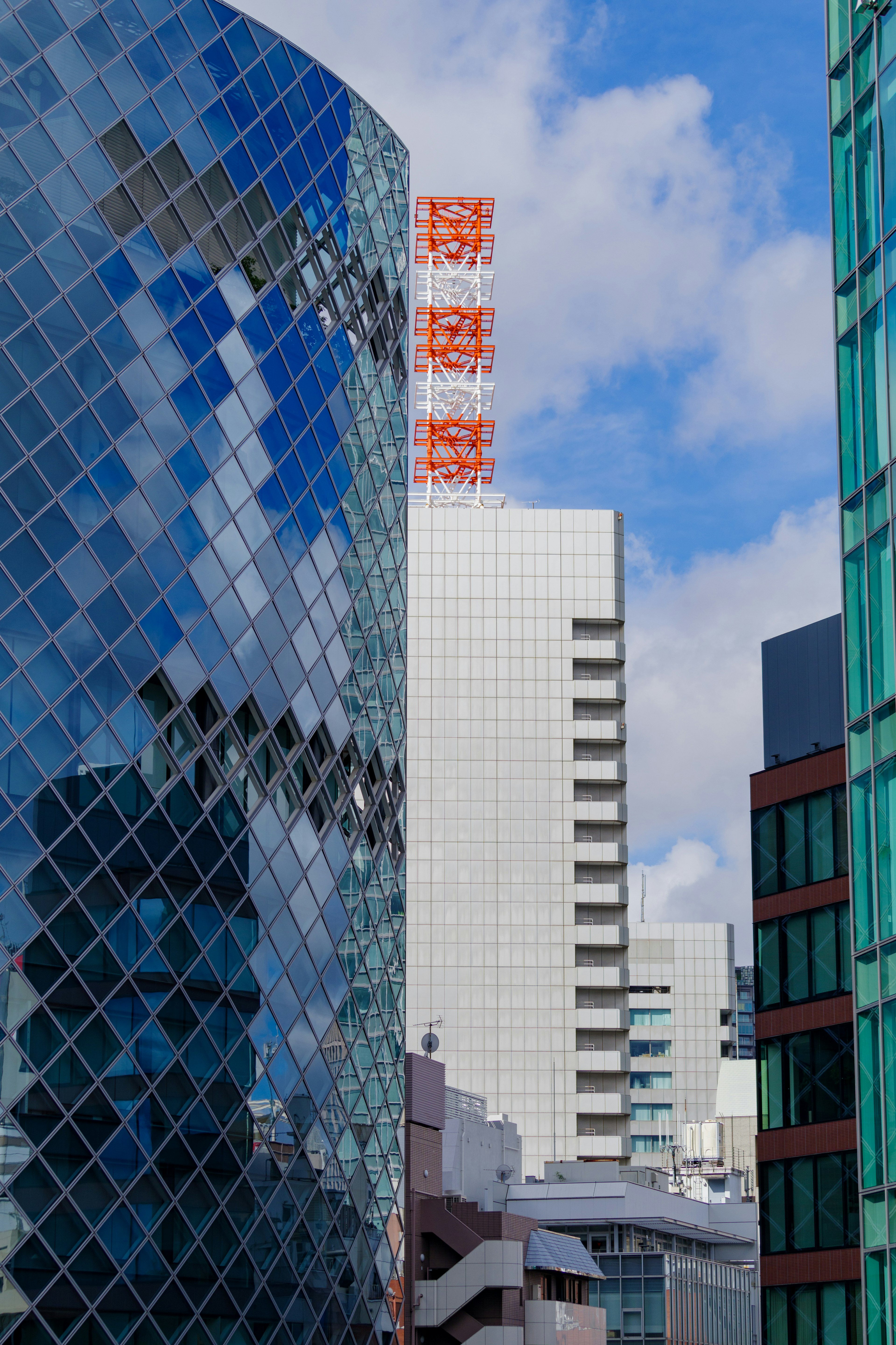 Stadtansicht mit Reflexionen von Wolkenkratzern und blauem Himmel