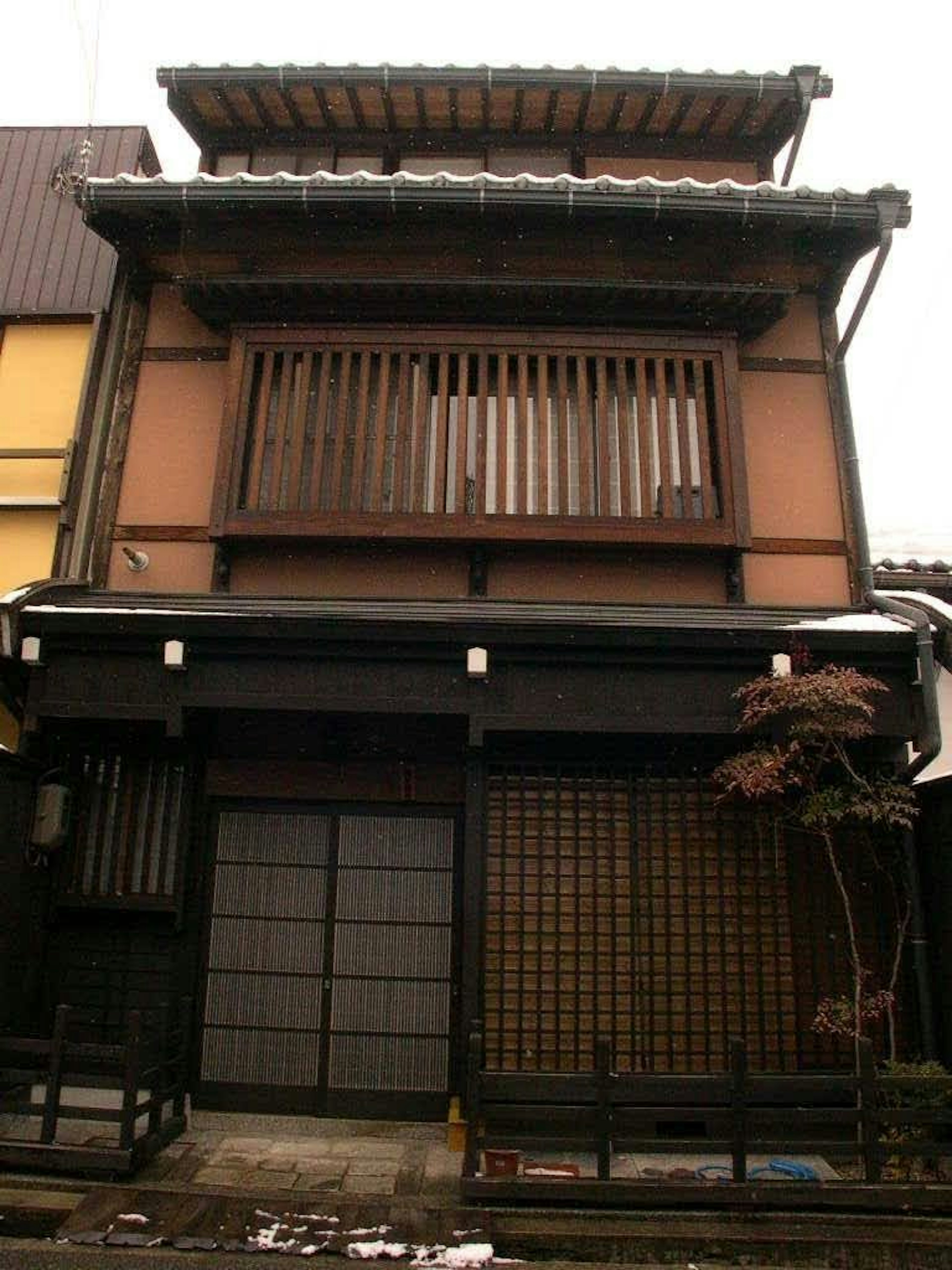 Außenansicht eines traditionellen japanischen Hauses mit Holzgittern