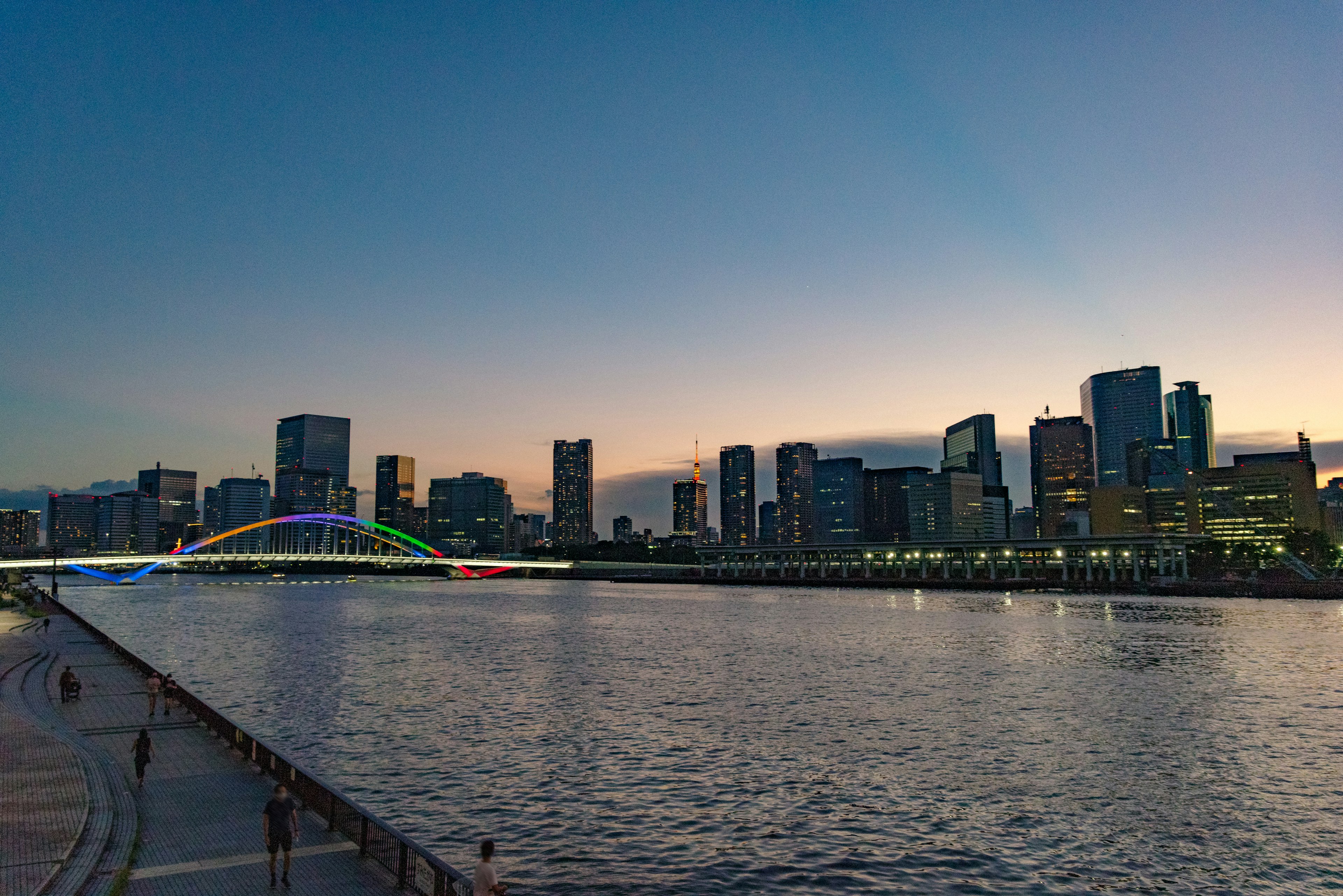 Skyline de la ville au crépuscule avec vue sur la rivière