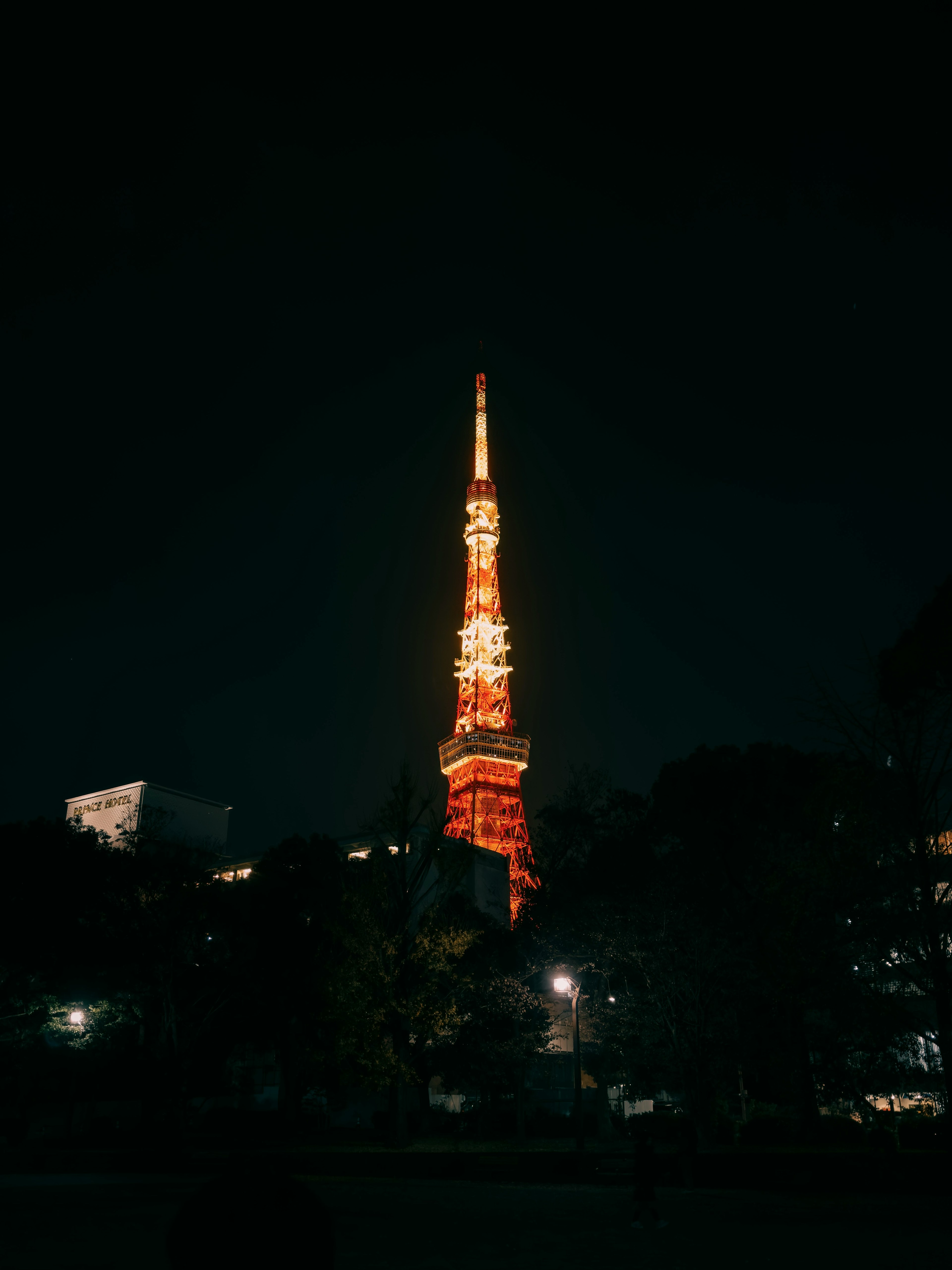 Menara Tokyo yang diterangi oranye di malam hari