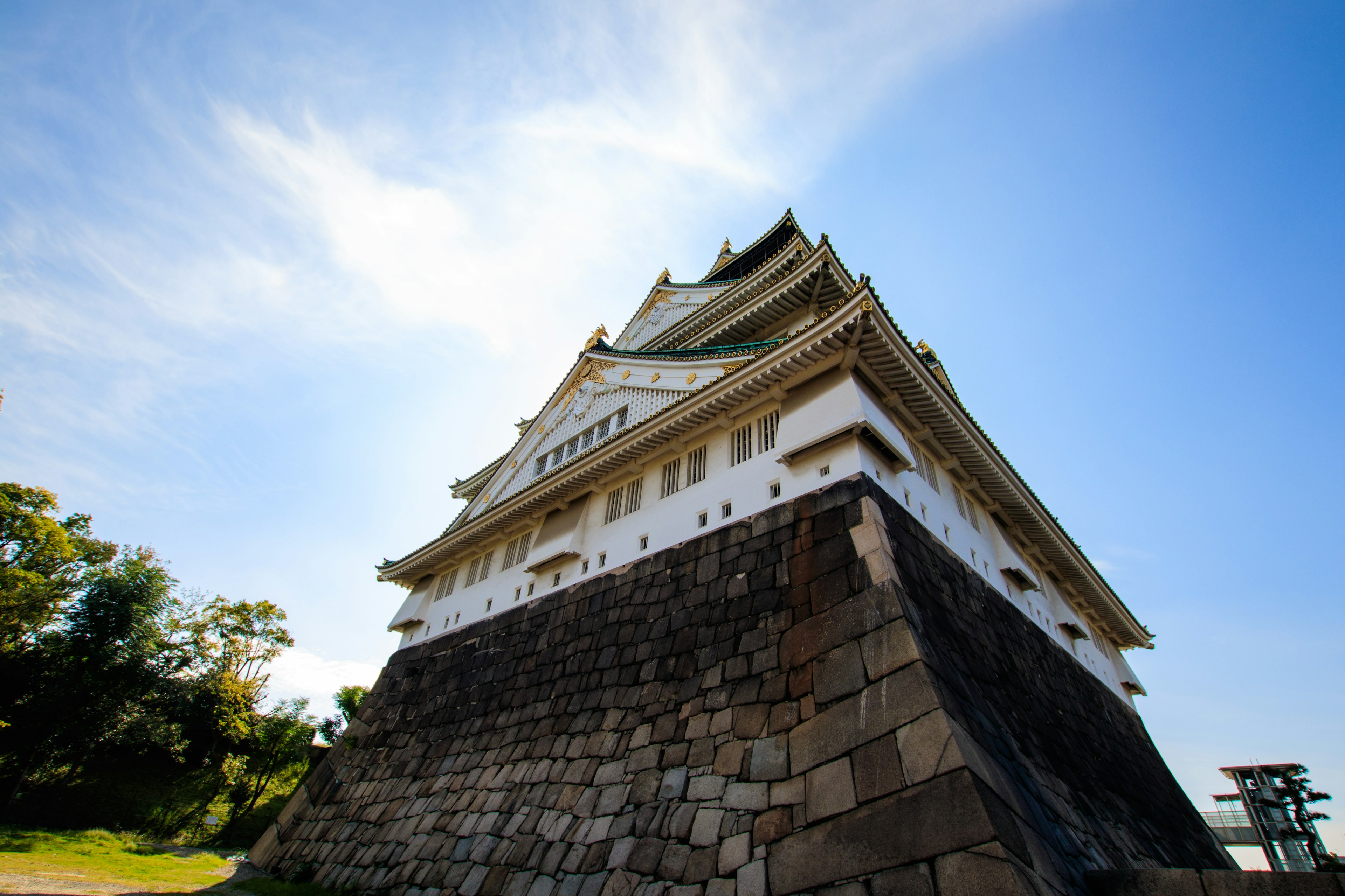 Eksterior megah Kastil Nagoya di bawah langit biru