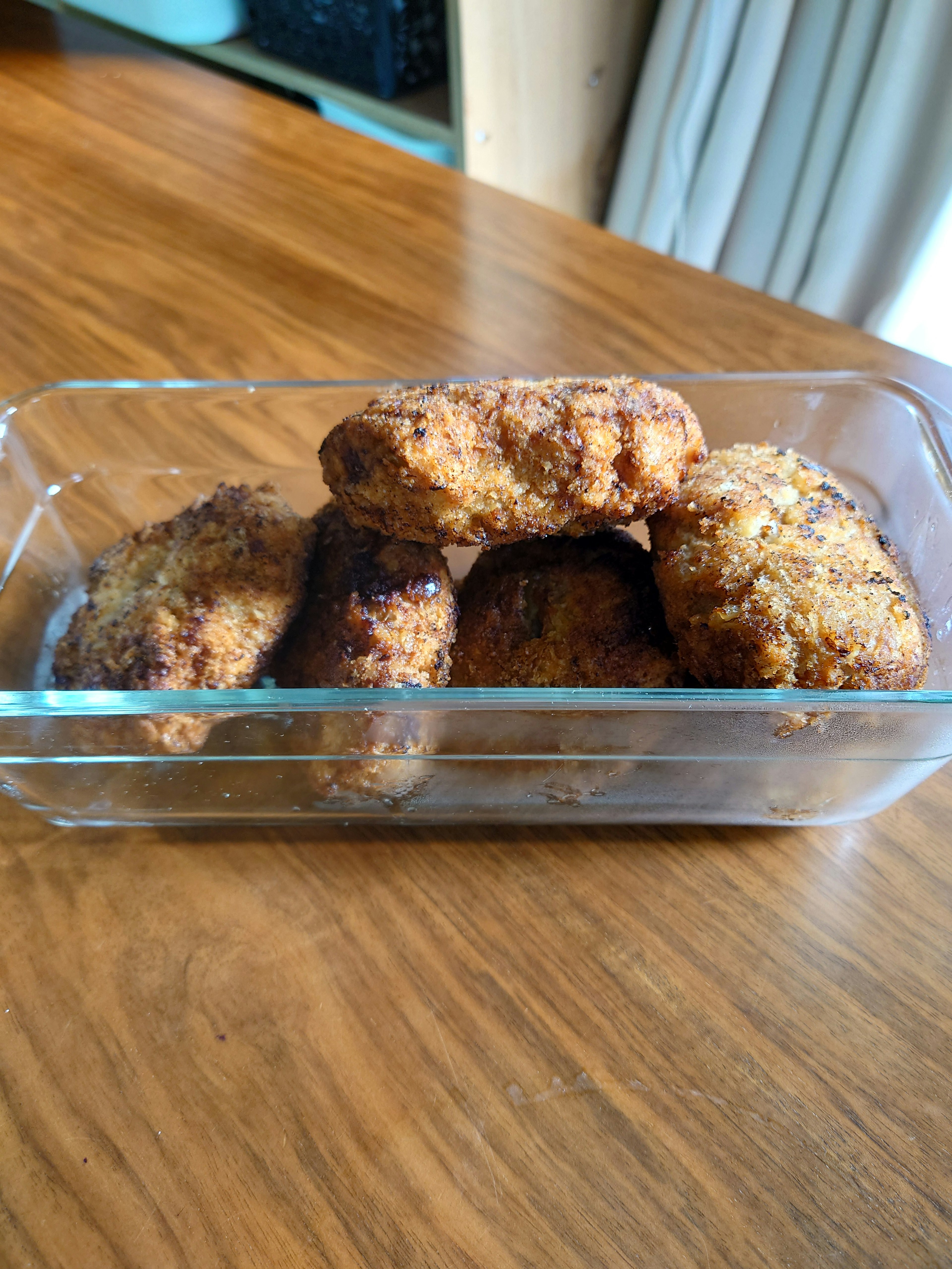 Biscuits cuits dans un récipient en verre sur une table en bois