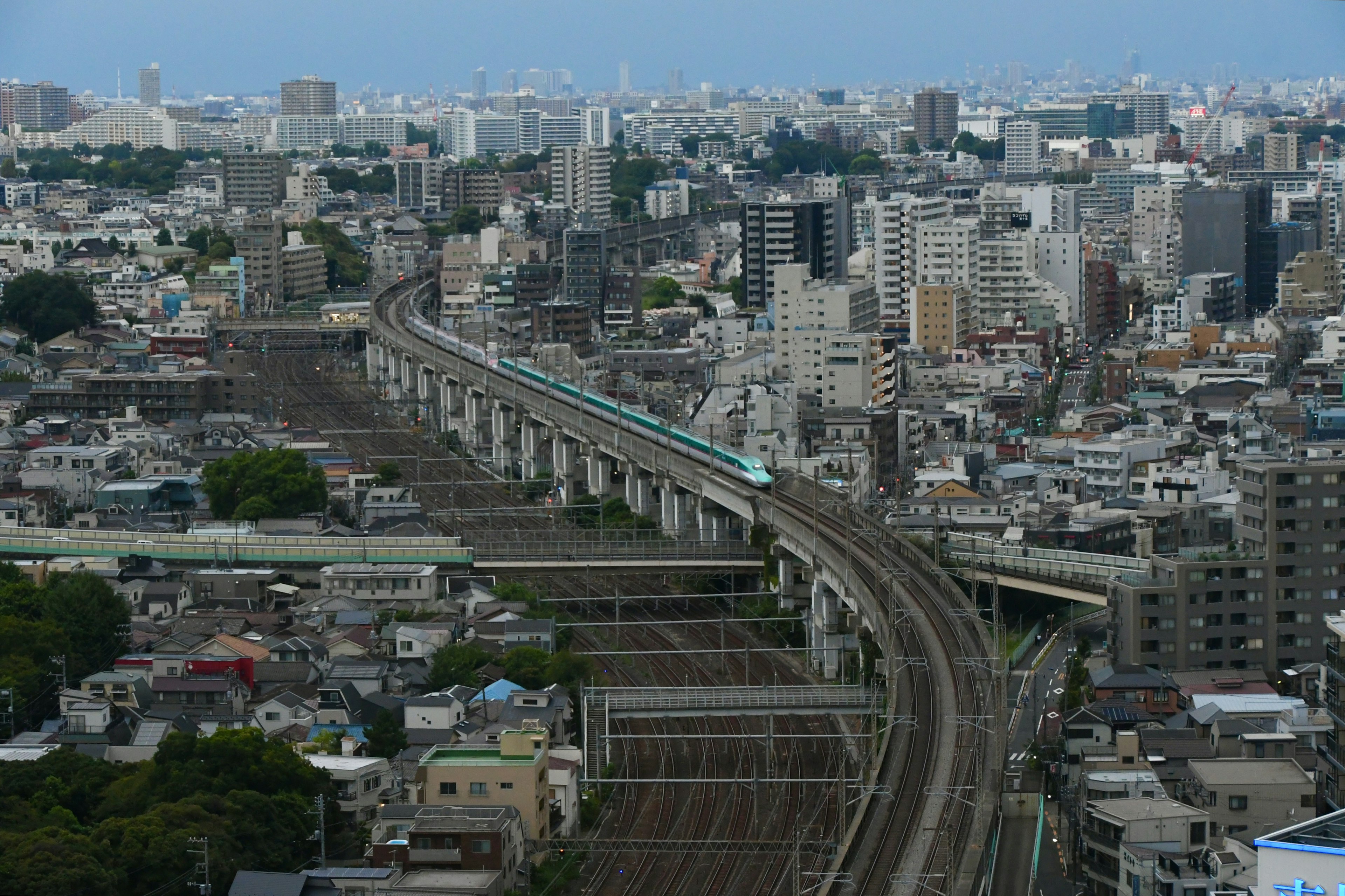 城市景观的鸟瞰图，带有高架铁路