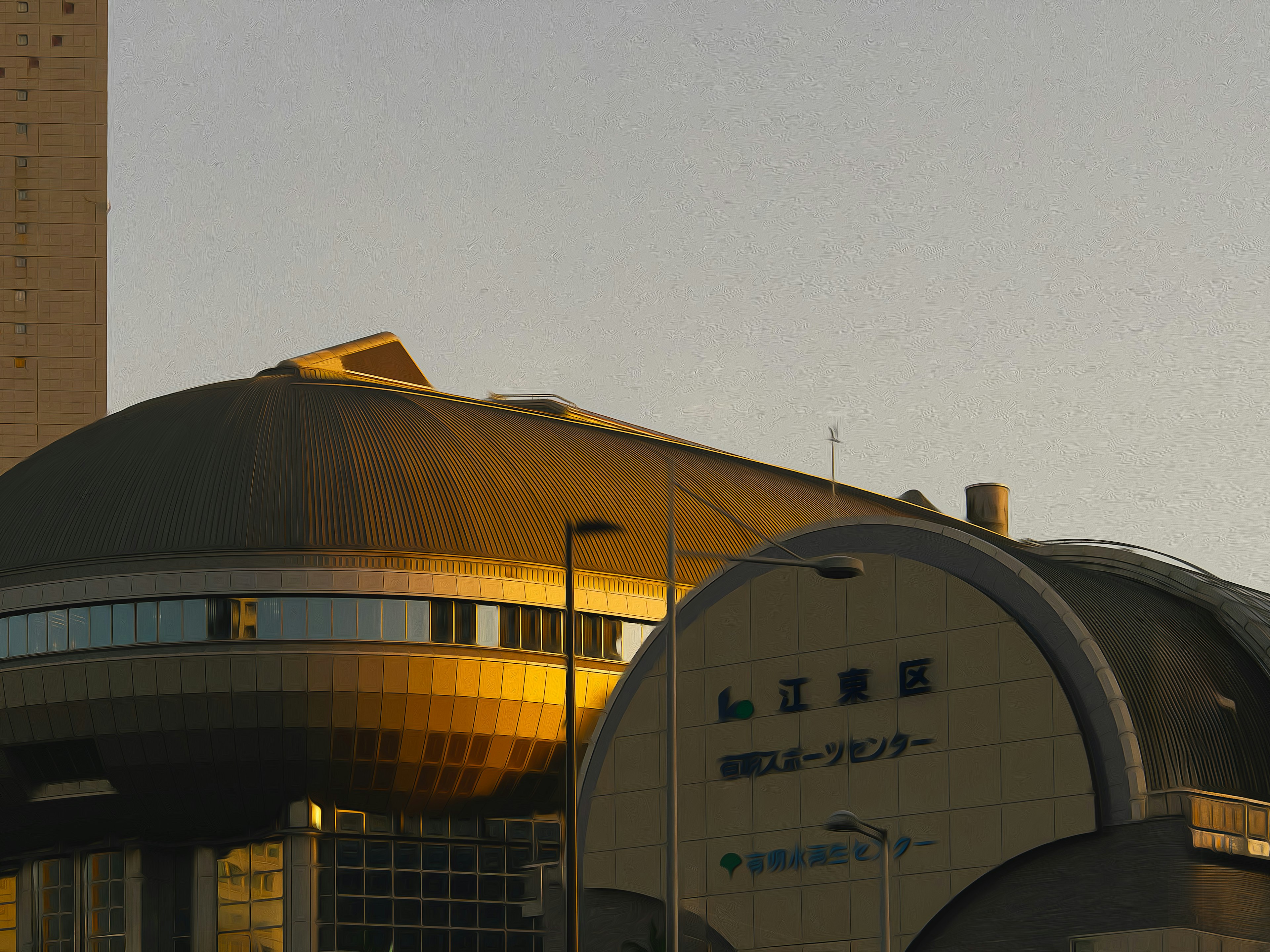 Extérieur d'un bâtiment architectural moderne illuminé par le coucher de soleil