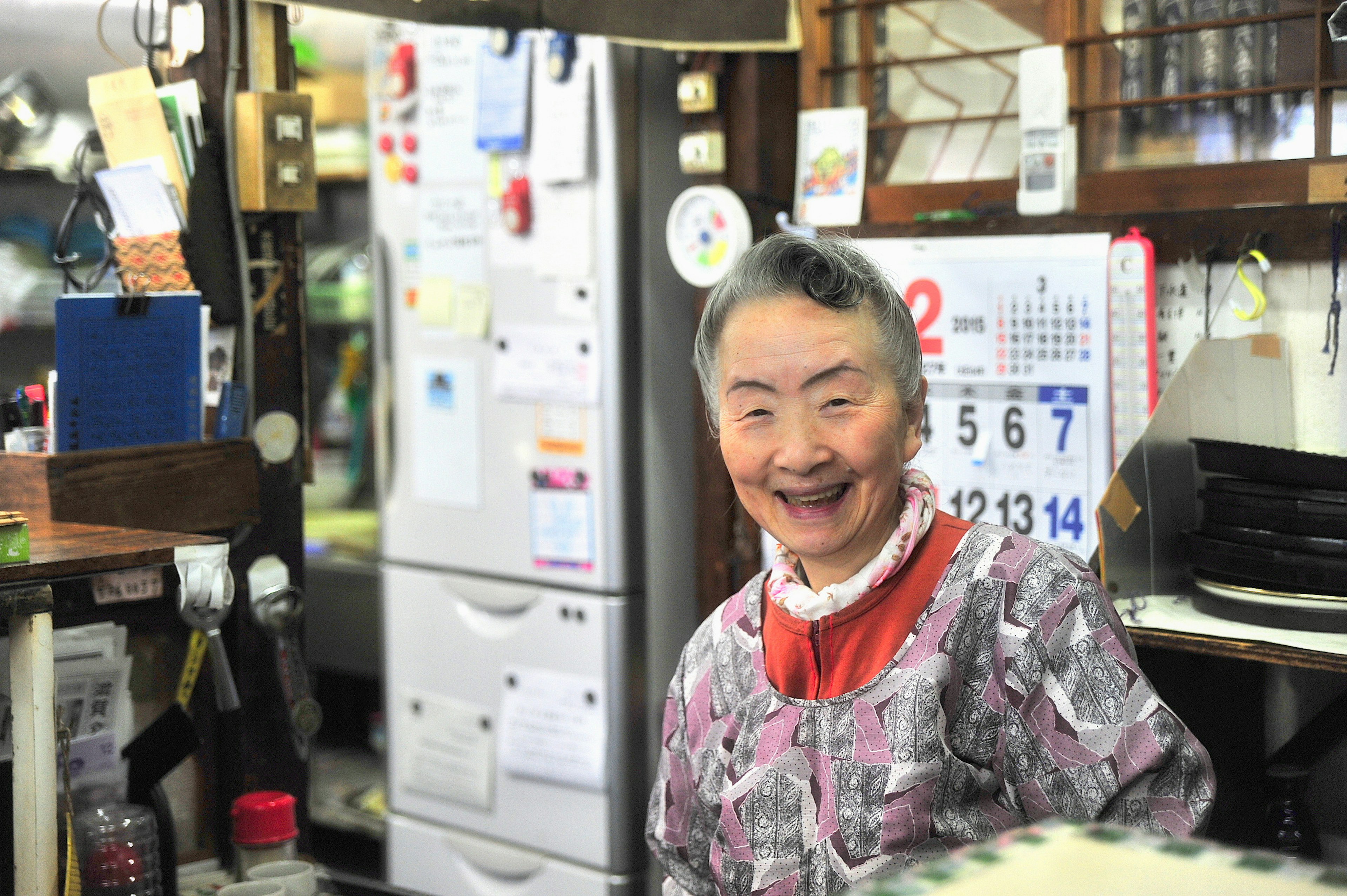 Femme souriante debout dans une cuisine