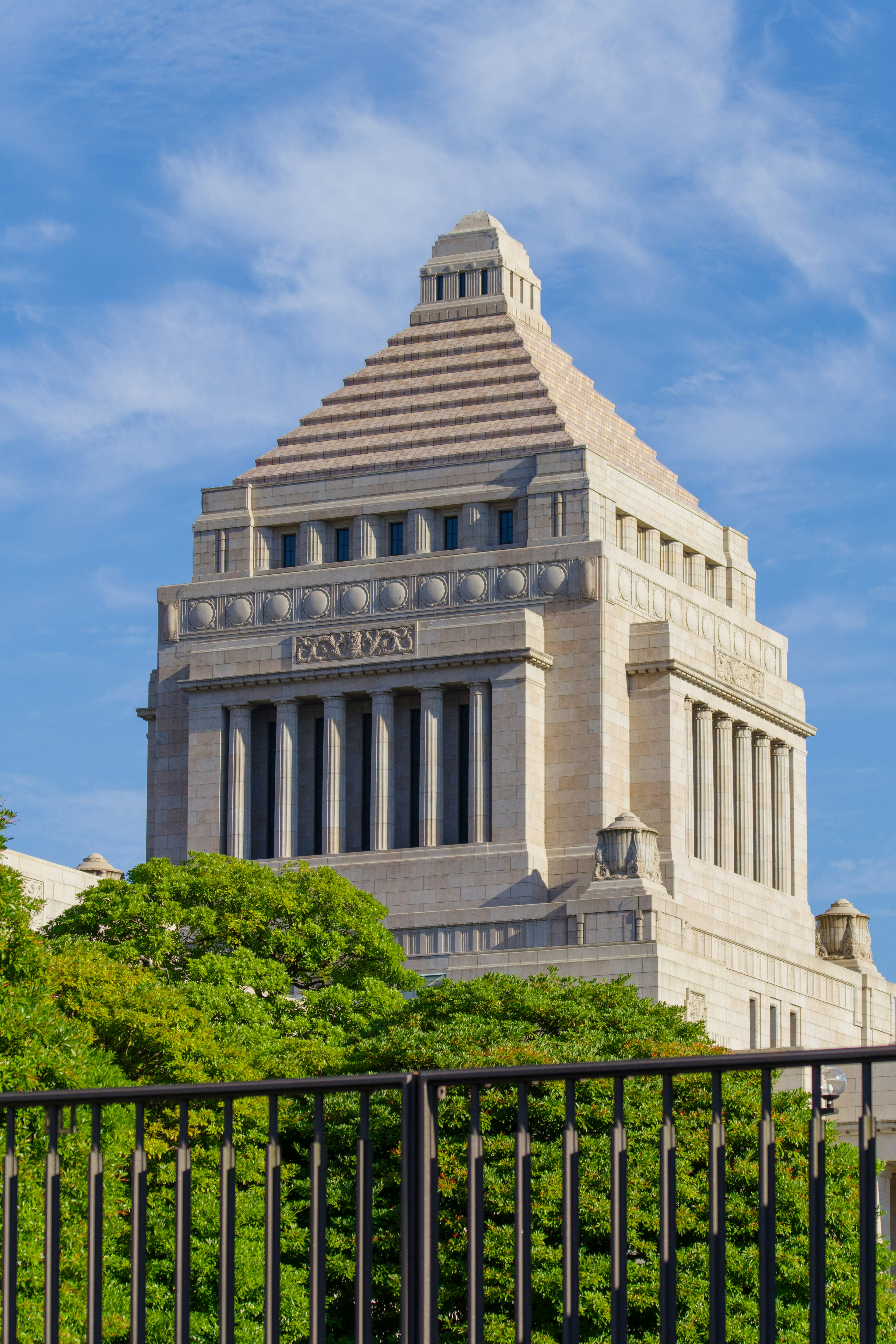 Edificio del Parlamento japonés con arquitectura distintiva y cielo azul