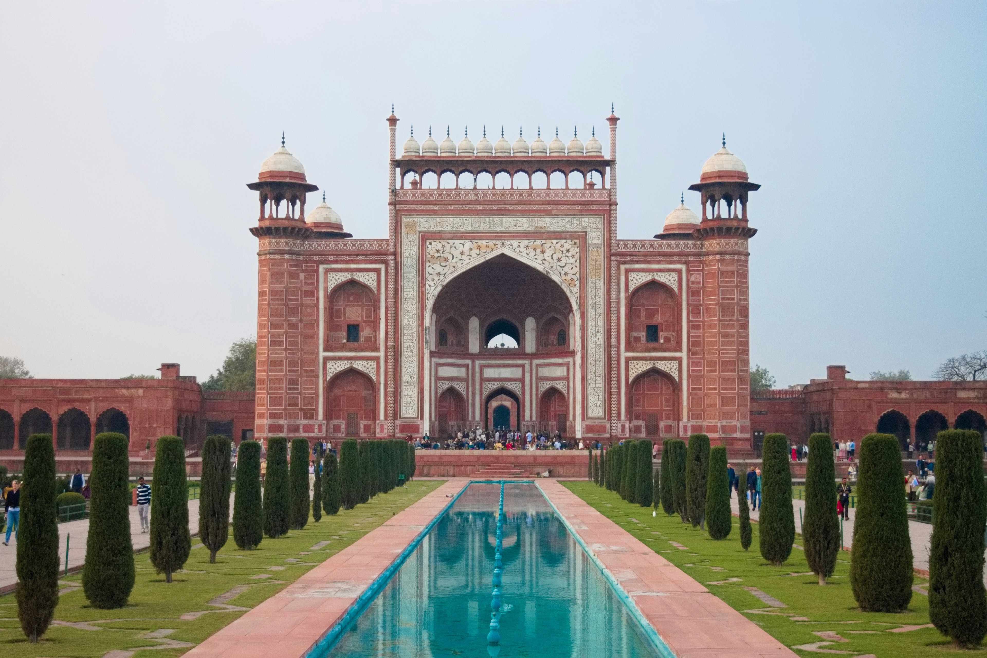 Die beeindruckende Außenansicht des Taj Mahal mit einem zentralen Wasserkanal