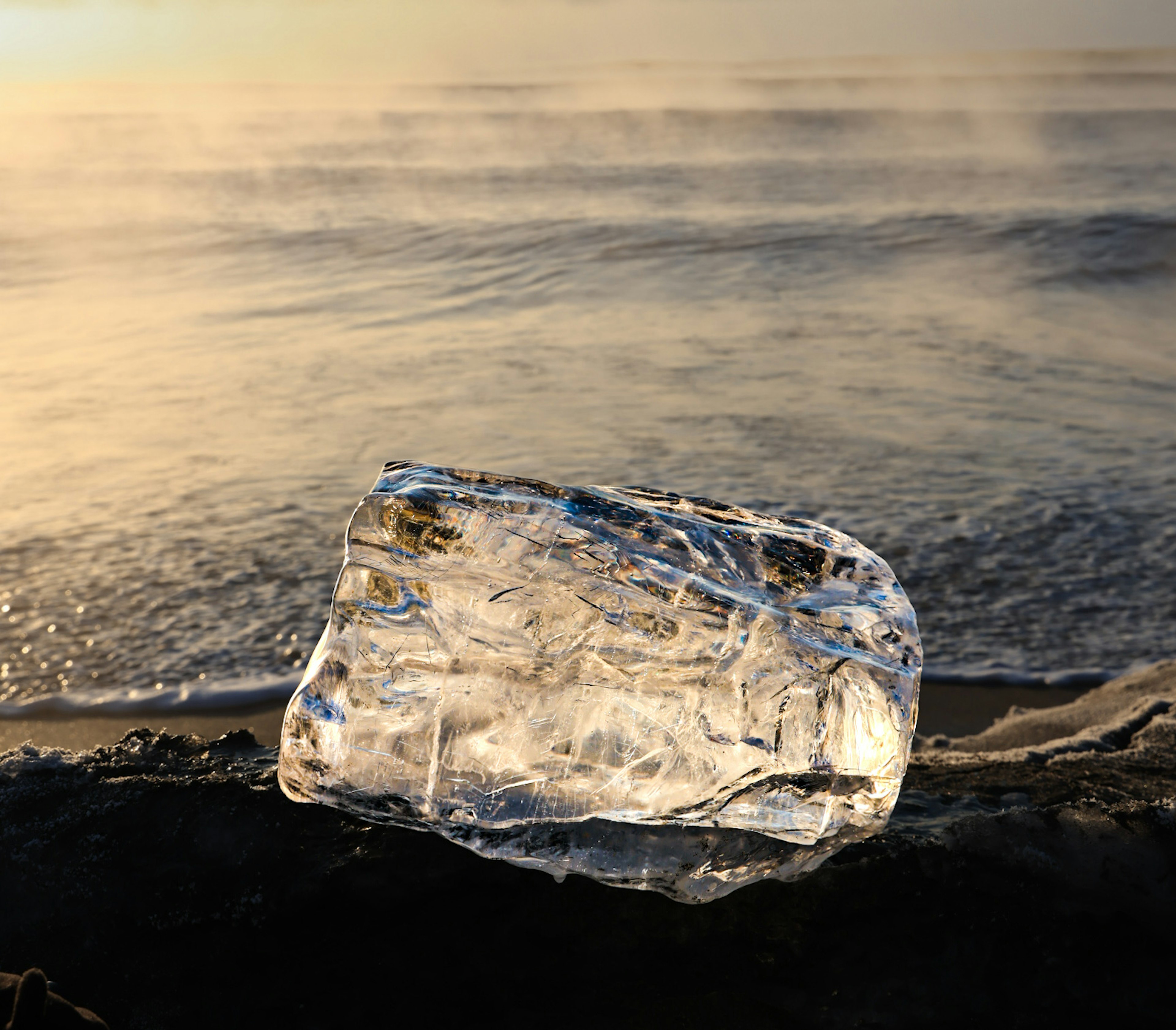 Bloc de glace clair sur le rivage avec un fond marin calme