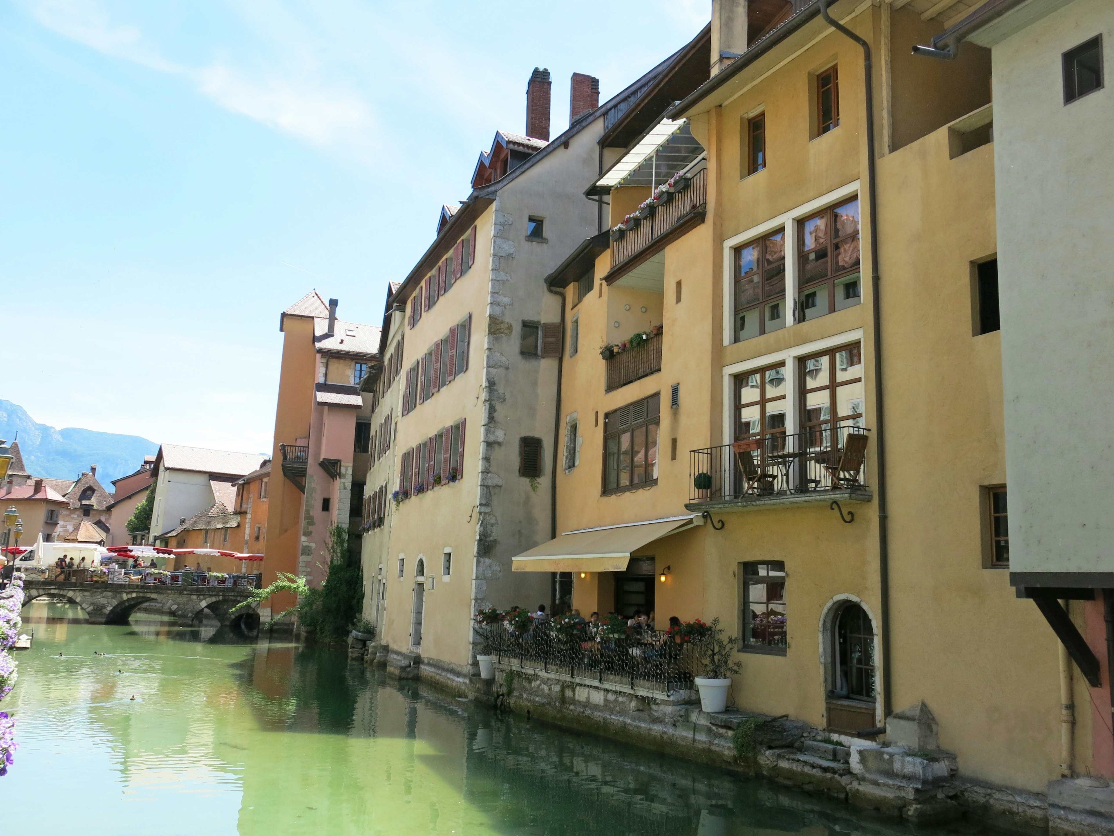 Vista pittoresca di vecchi edifici lungo un canale