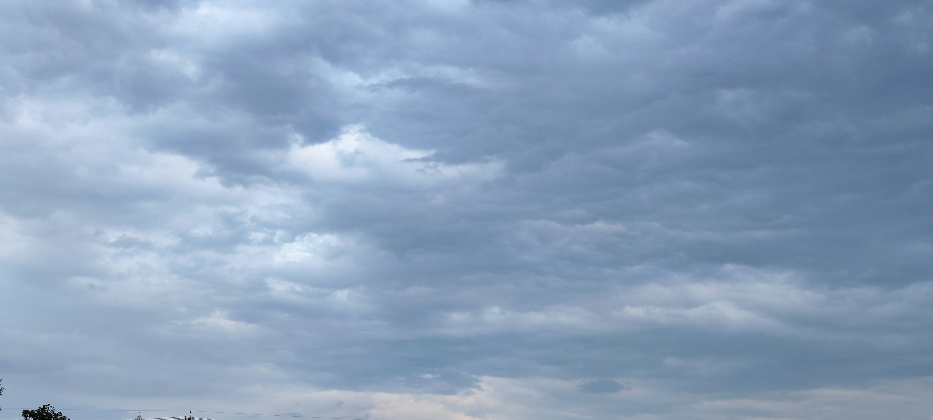 Bewölkter Himmel mit verschiedenen Grautönen der Wolken