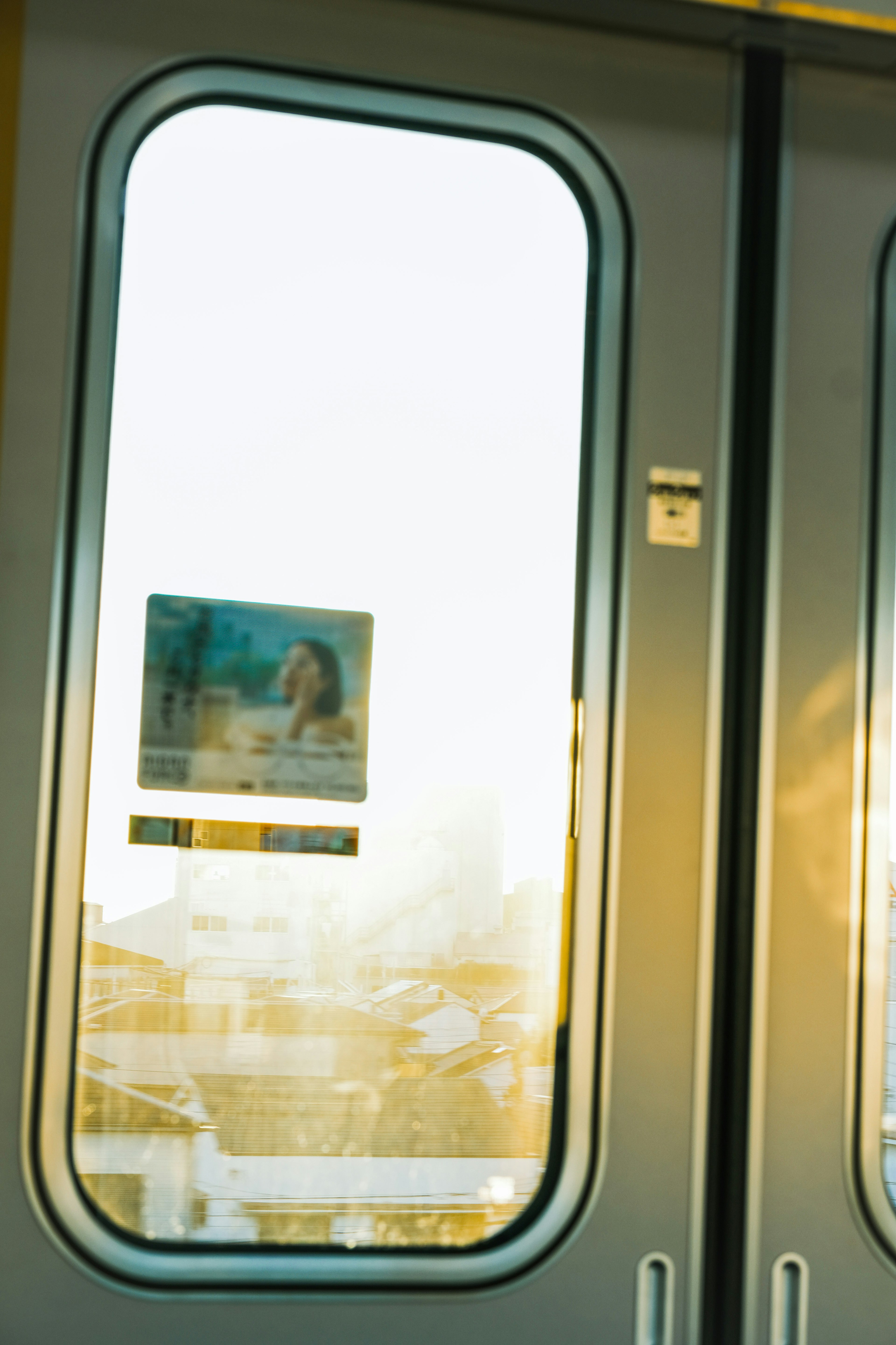 Vista a través de una ventana de tren con un cartel