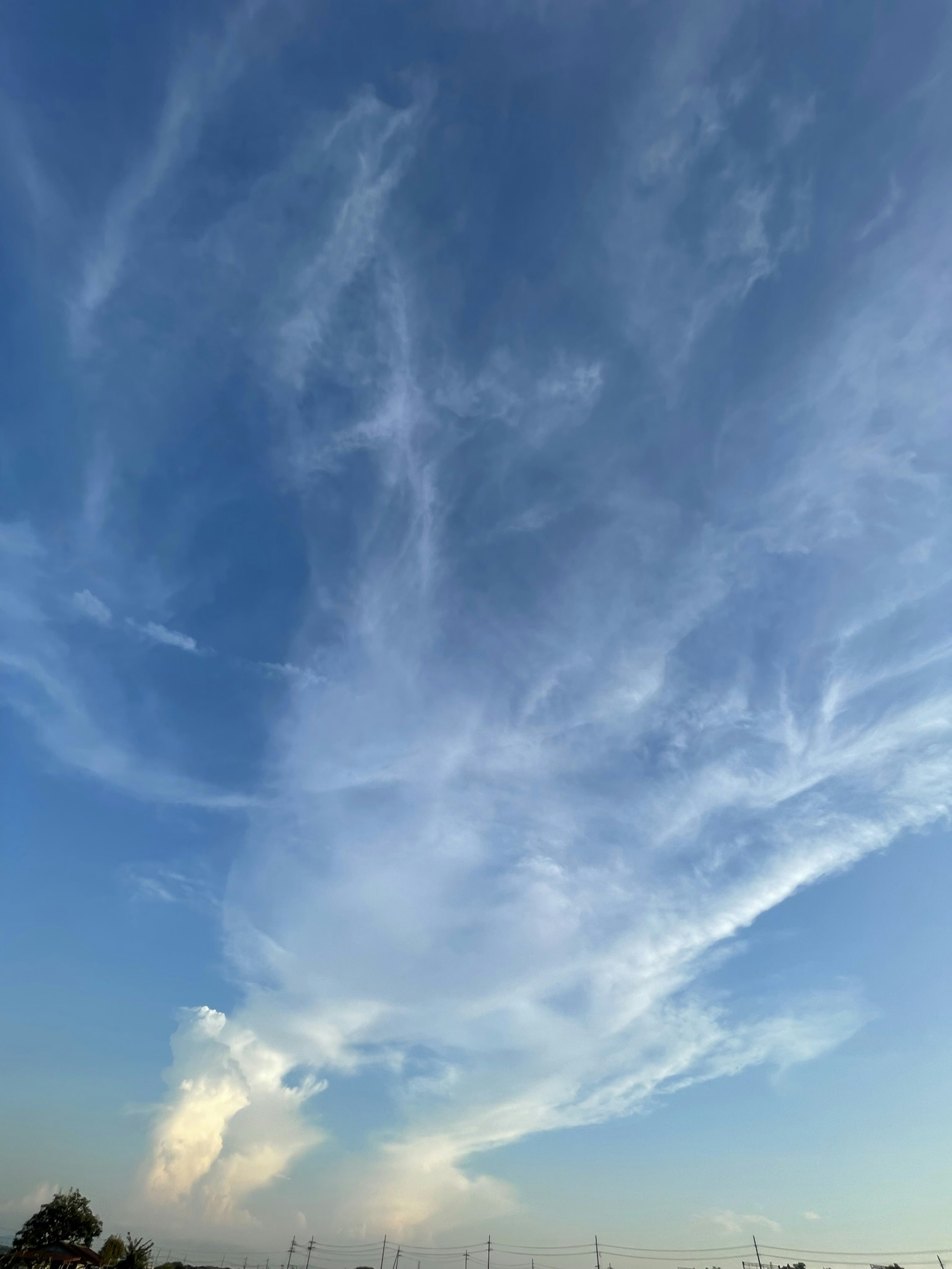 Bella vista di nuvole bianche che si estendono nel cielo blu