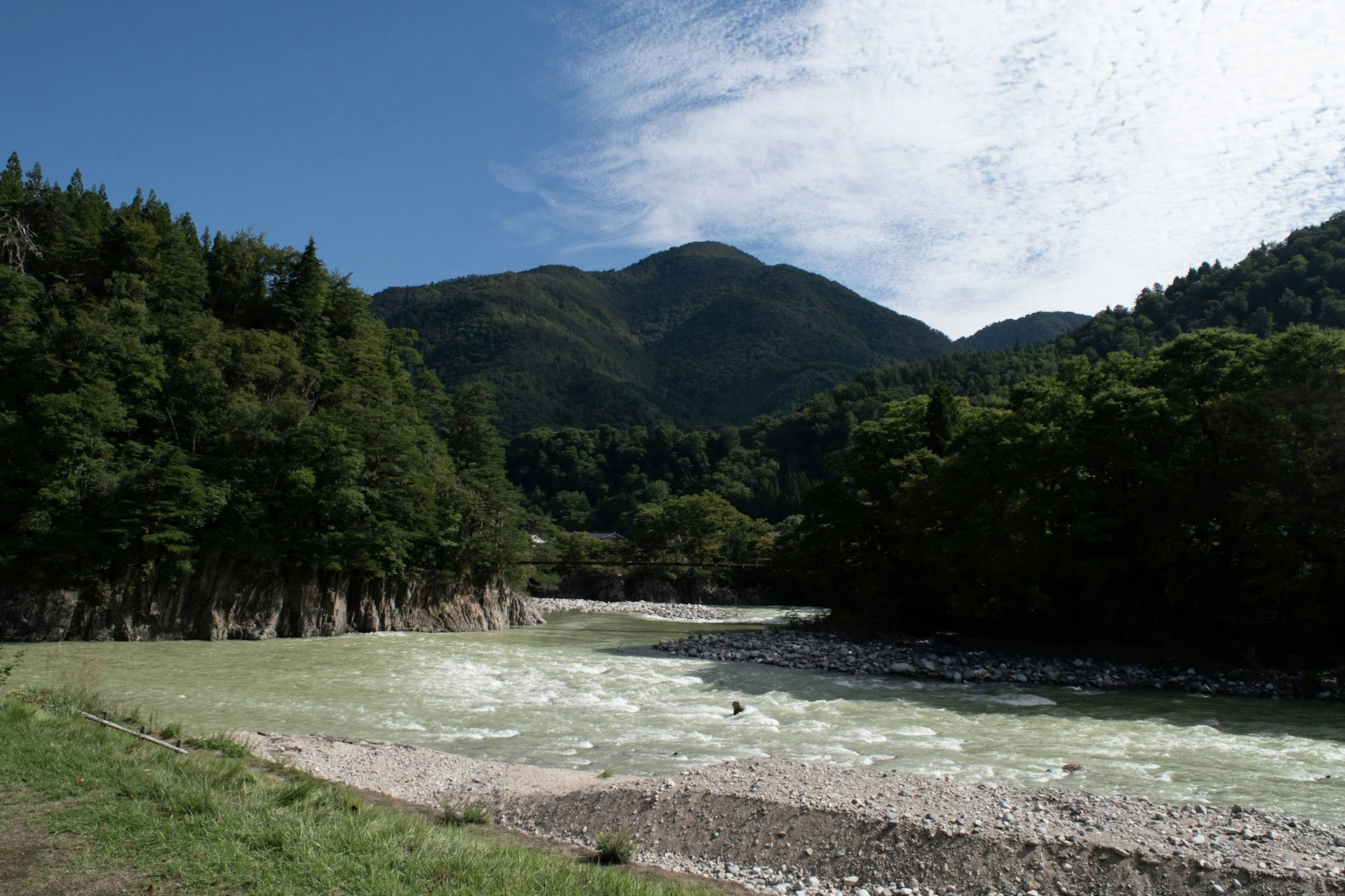 Vue pittoresque d'une rivière entourée de montagnes et d'arbres