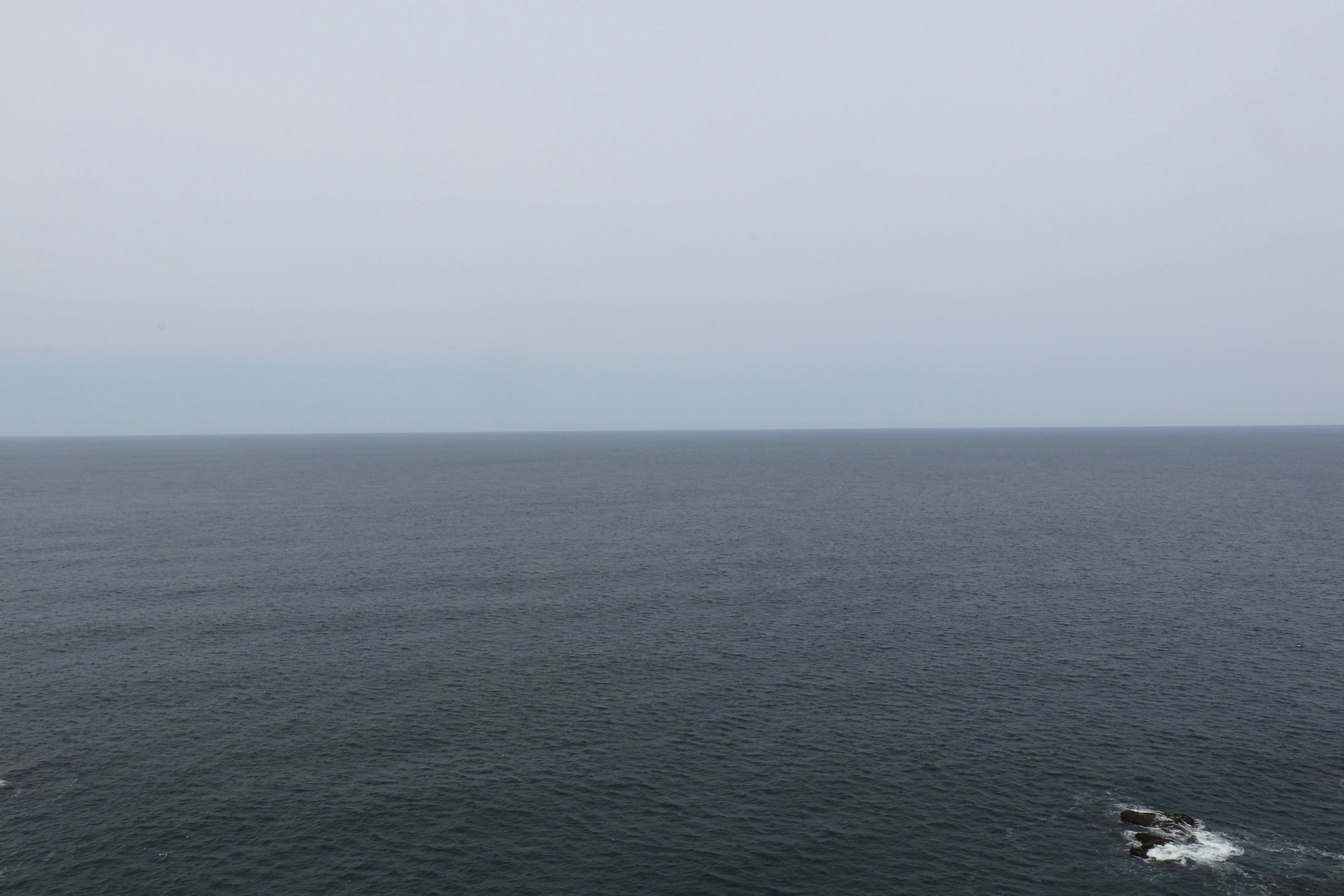 Large océan sous un ciel nuageux avec des vagues douces