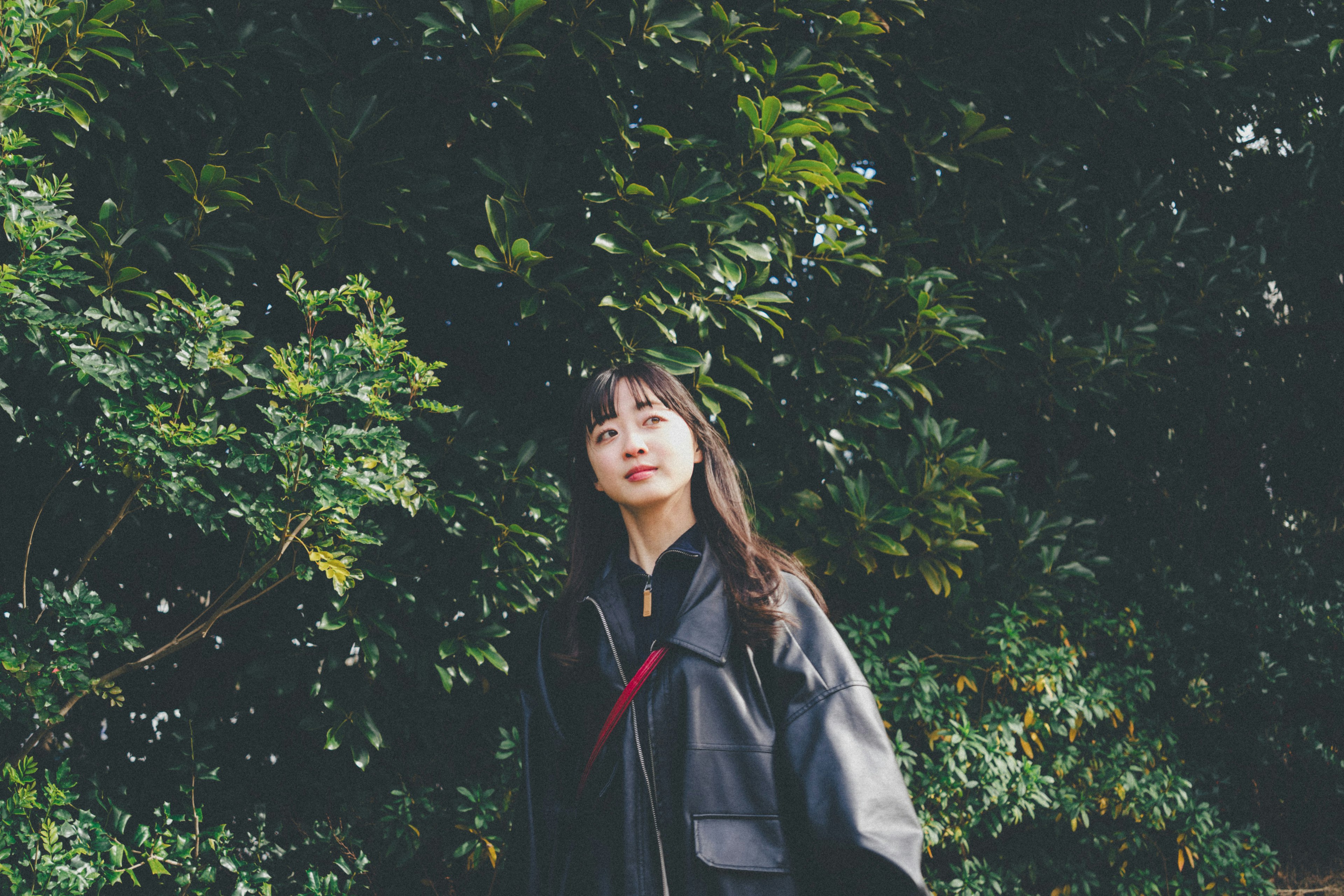 Portrait d'une femme devant un fond vert