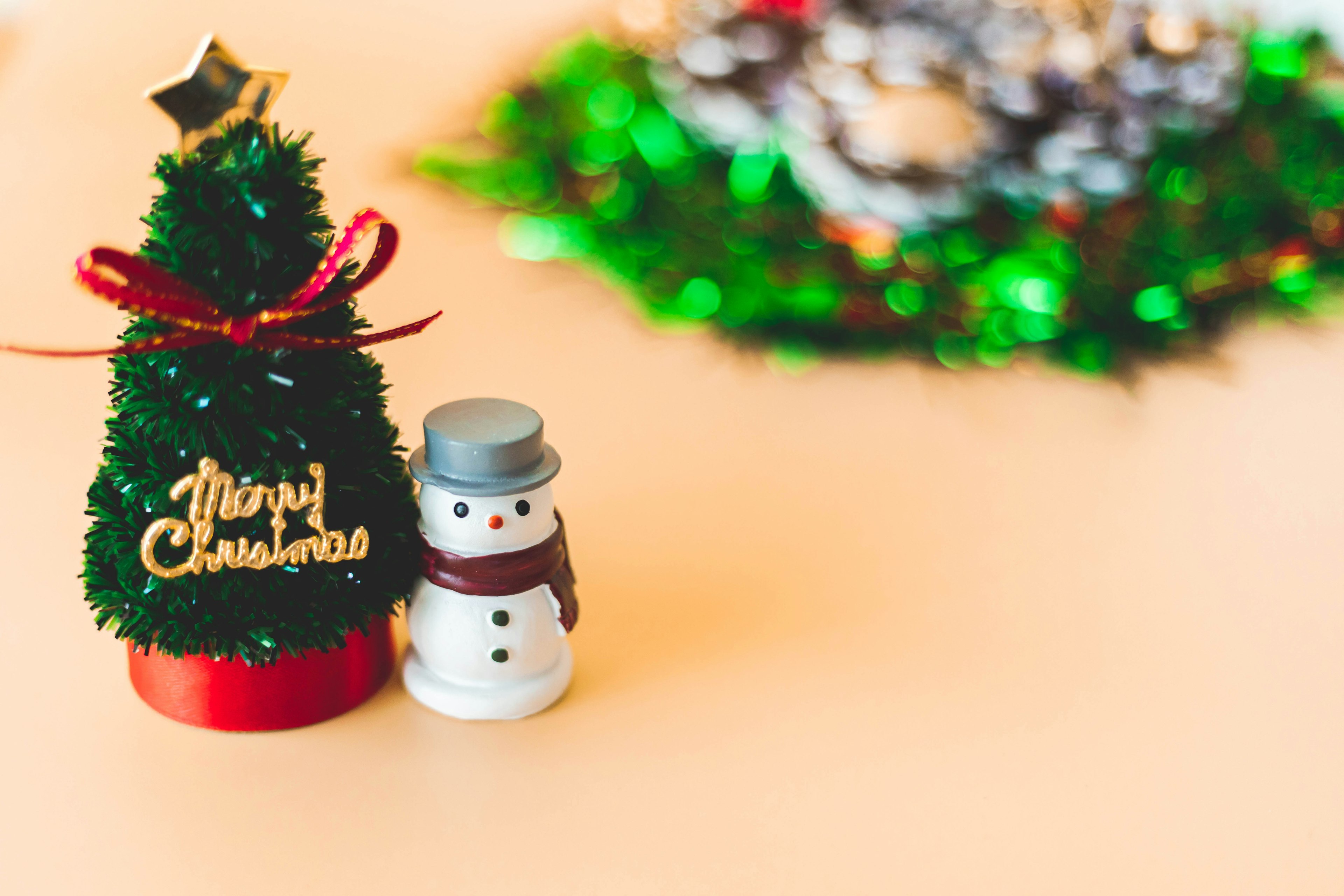 Mini árbol de Navidad con decoración de muñeco de nieve