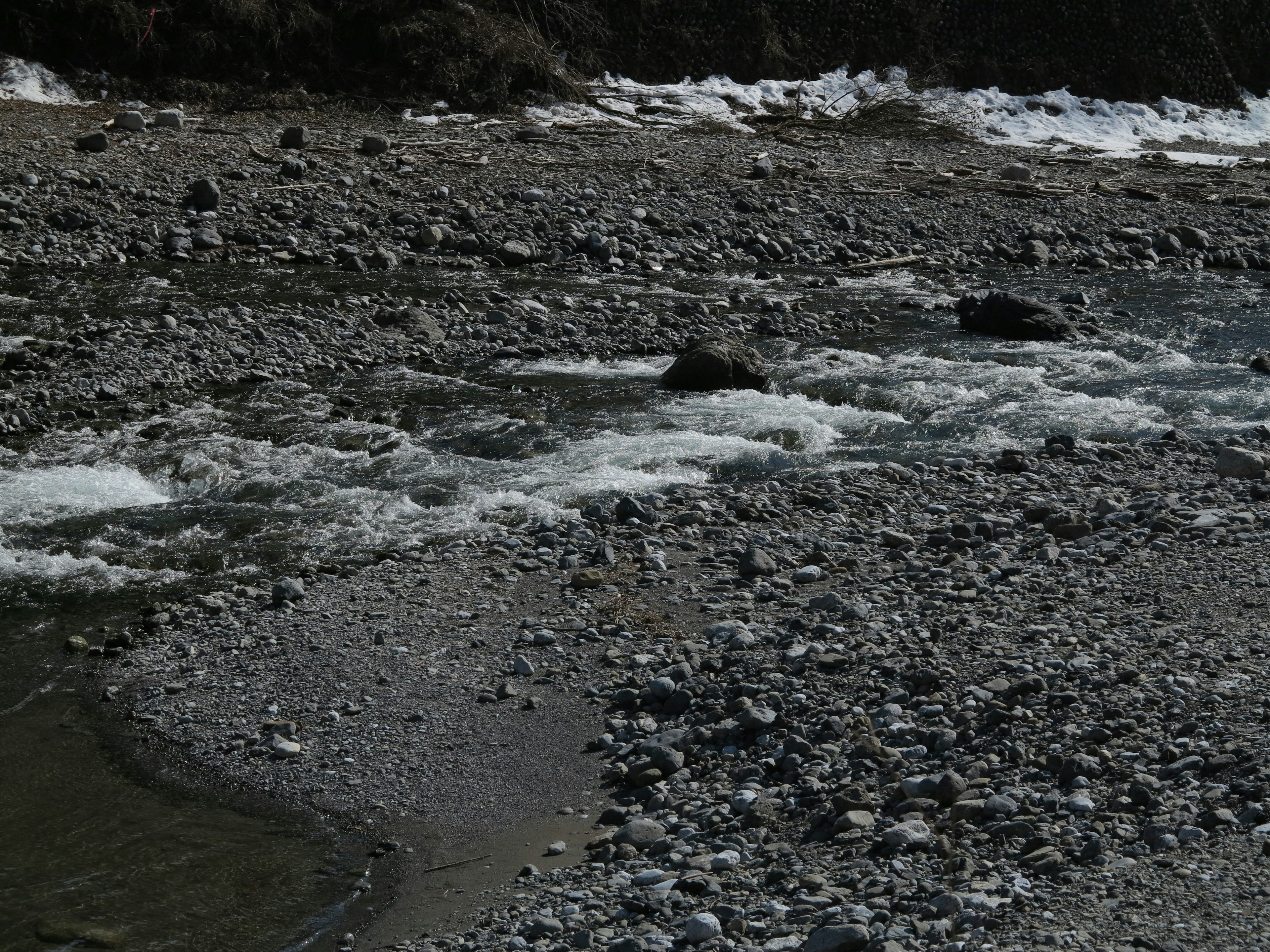 Pemandangan alam dengan aliran sungai dan batu