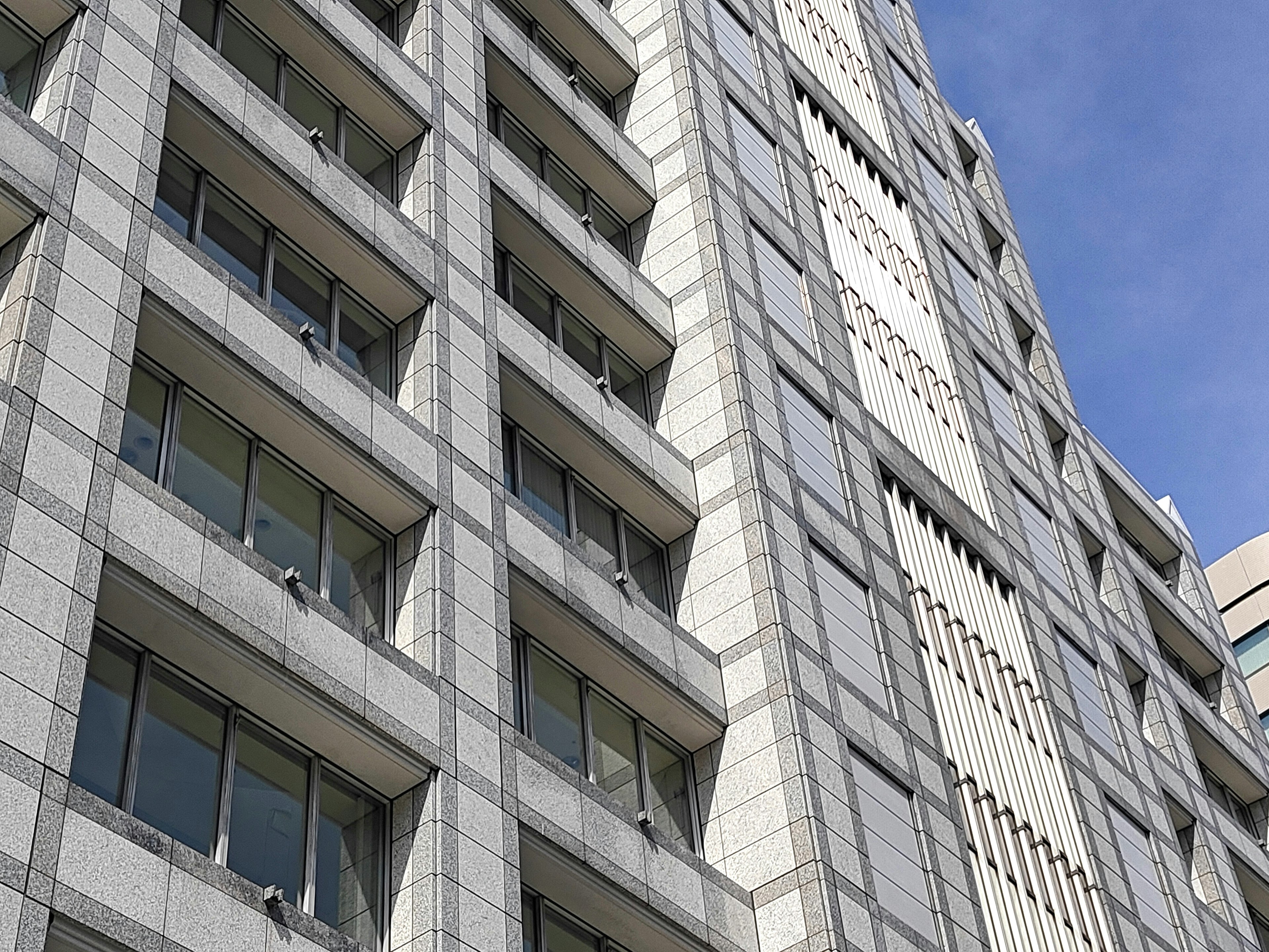 Edificio moderno con una fachada única y ventanas de vidrio