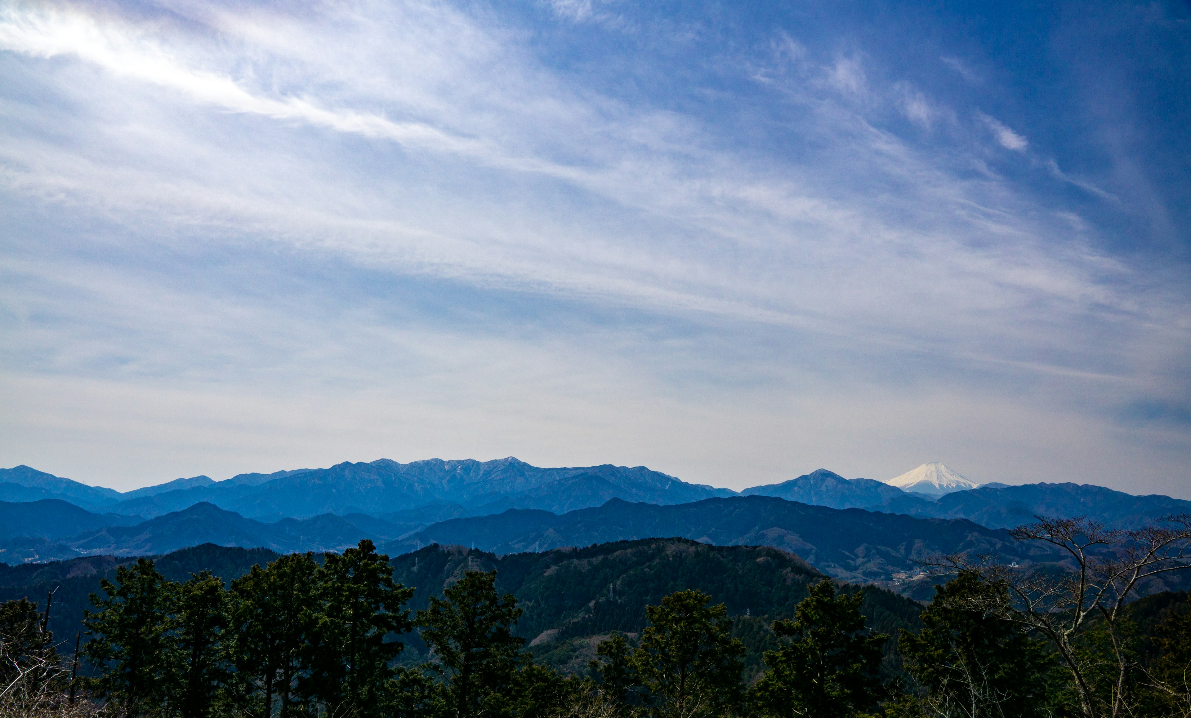 Vista panoramica di montagne sotto un cielo blu