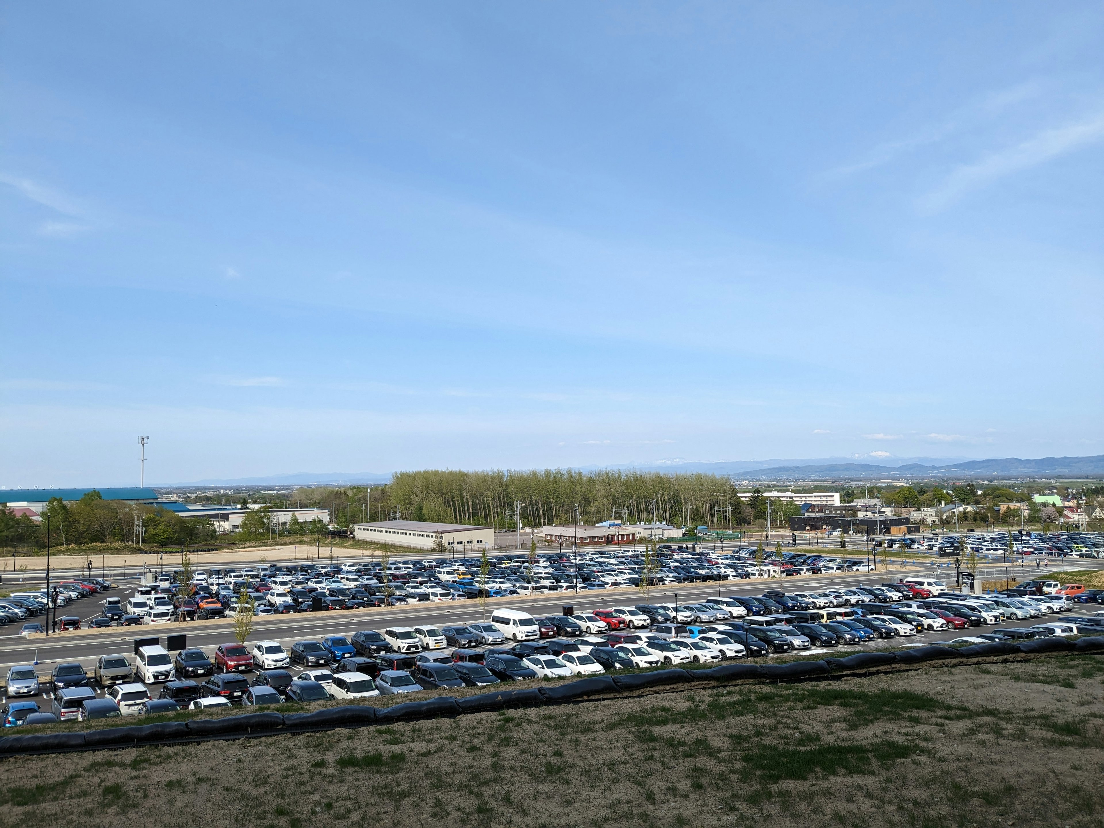 海の近くにある広い駐車場の風景