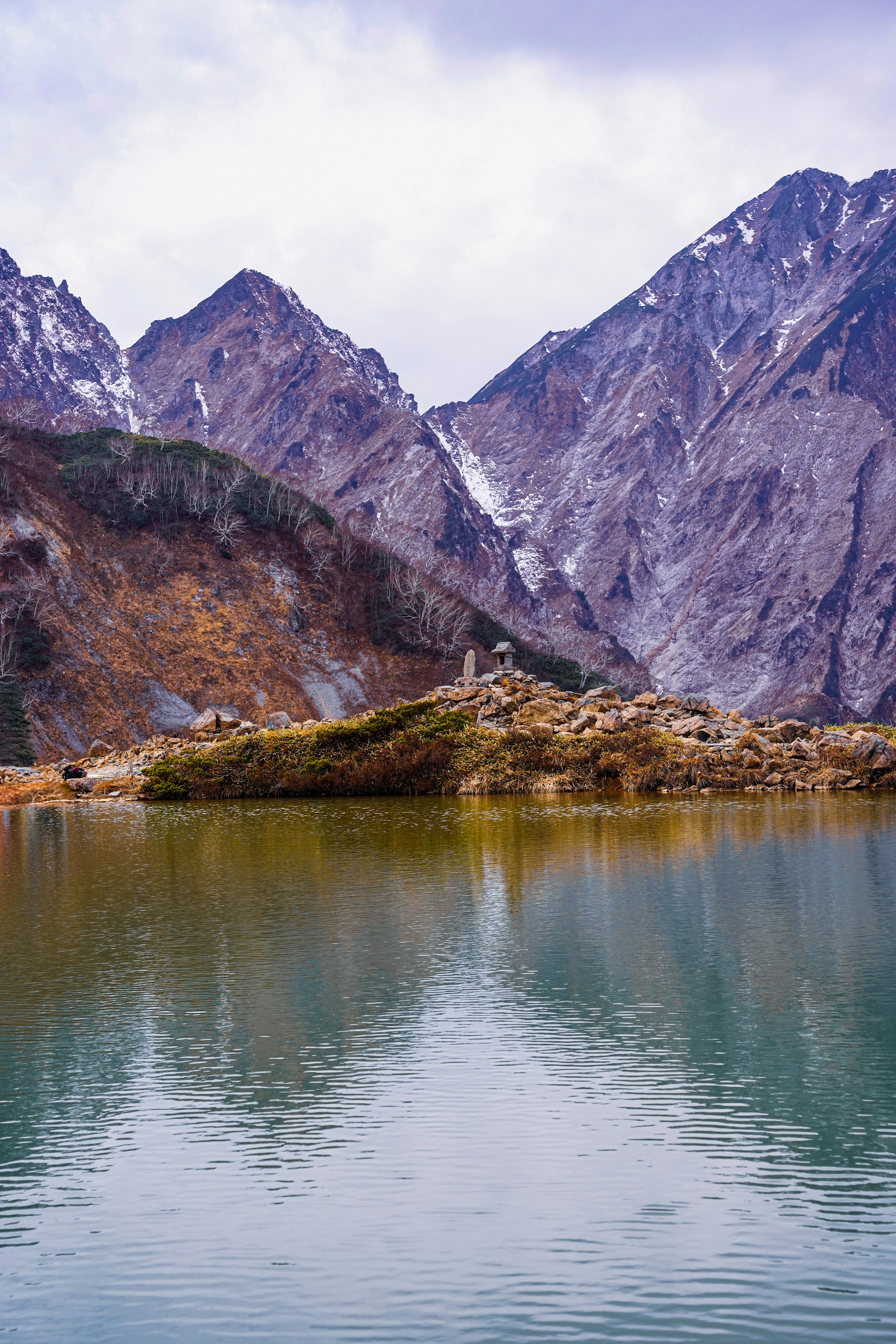 美しい山々と穏やかな湖が広がる風景