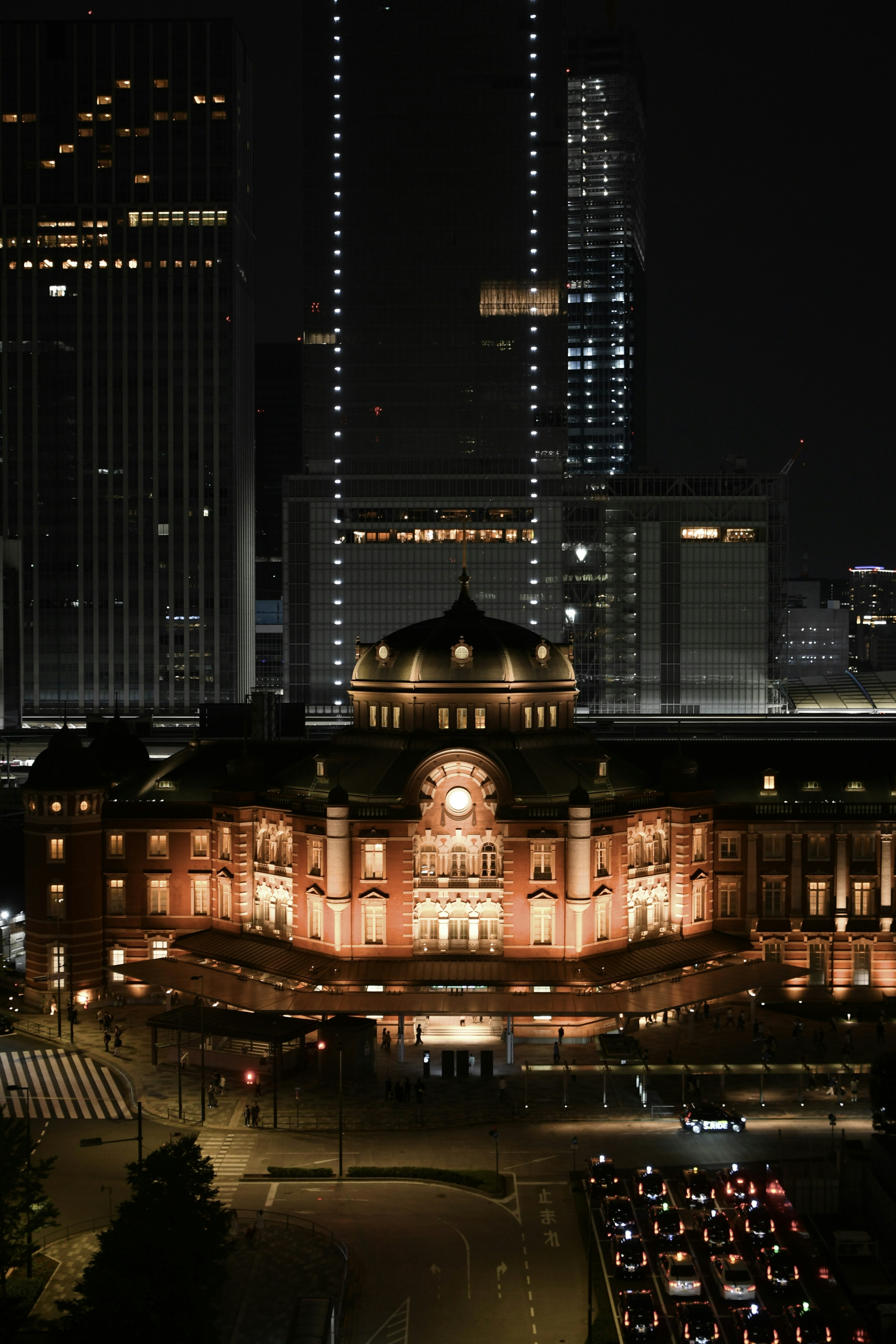 東京駅の夜景が美しく照らされている