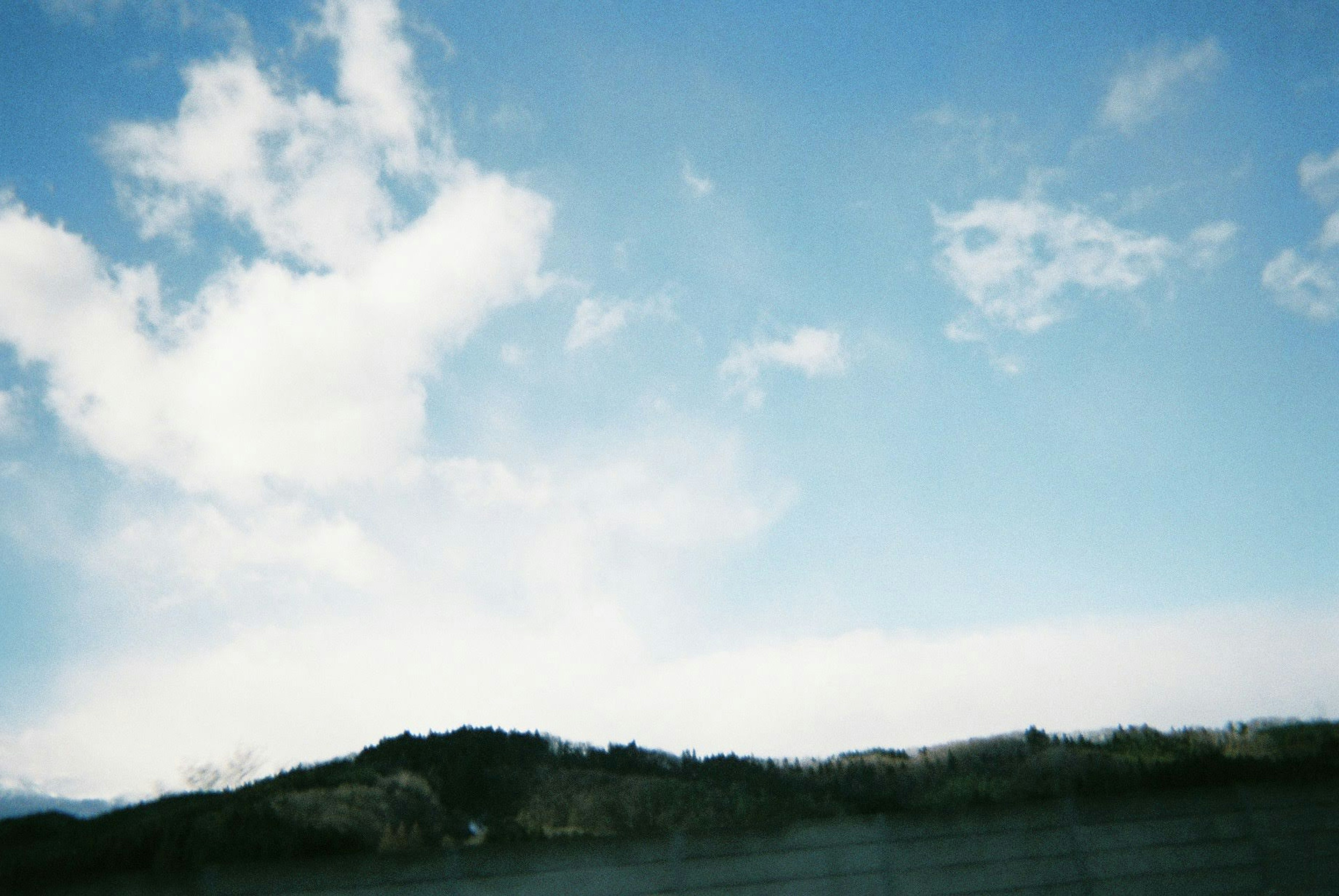 Vista panoramica del cielo blu con nuvole e silhouette delle colline