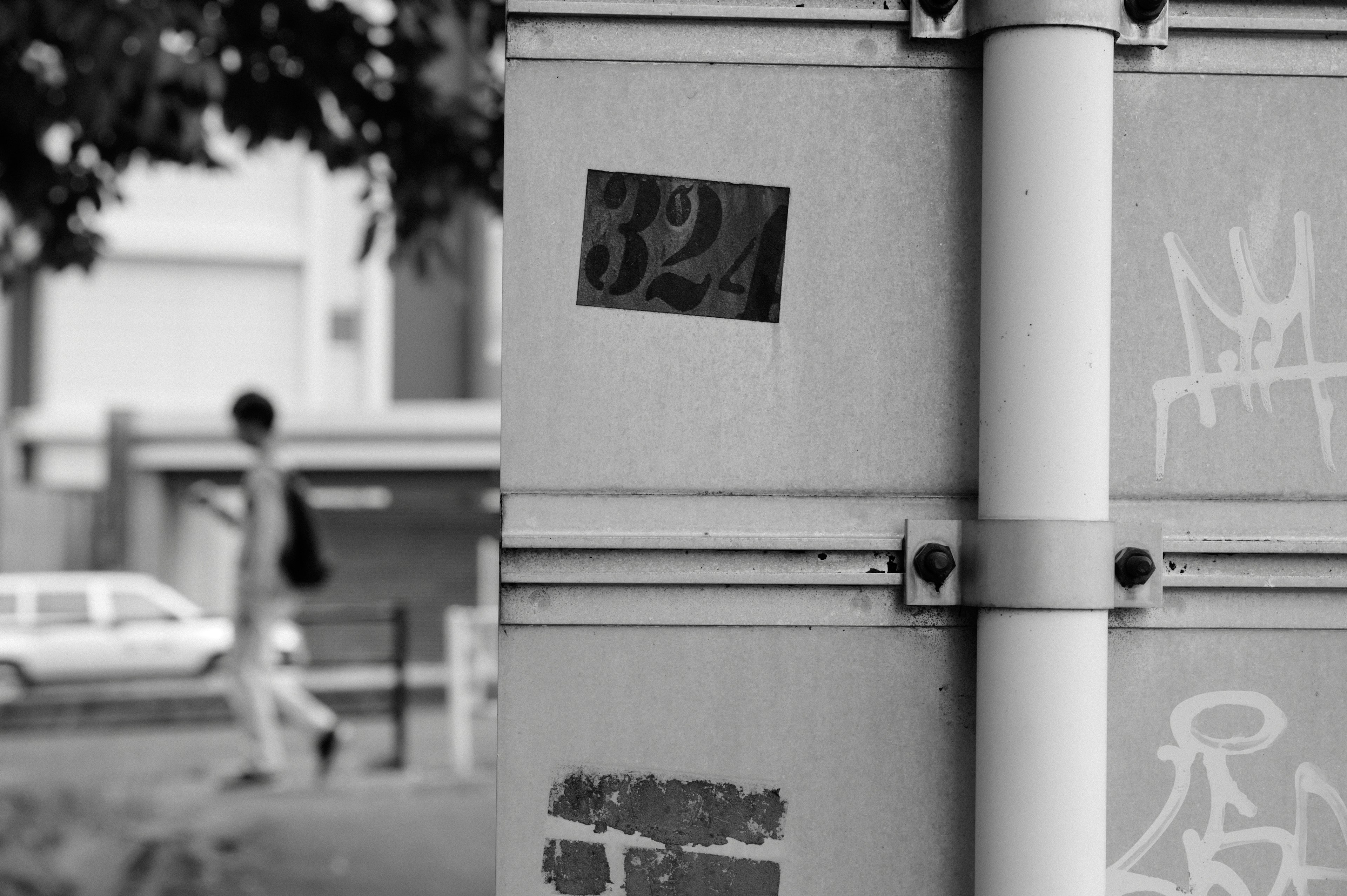 Una señal de calle en blanco y negro con la silueta de un transeúnte