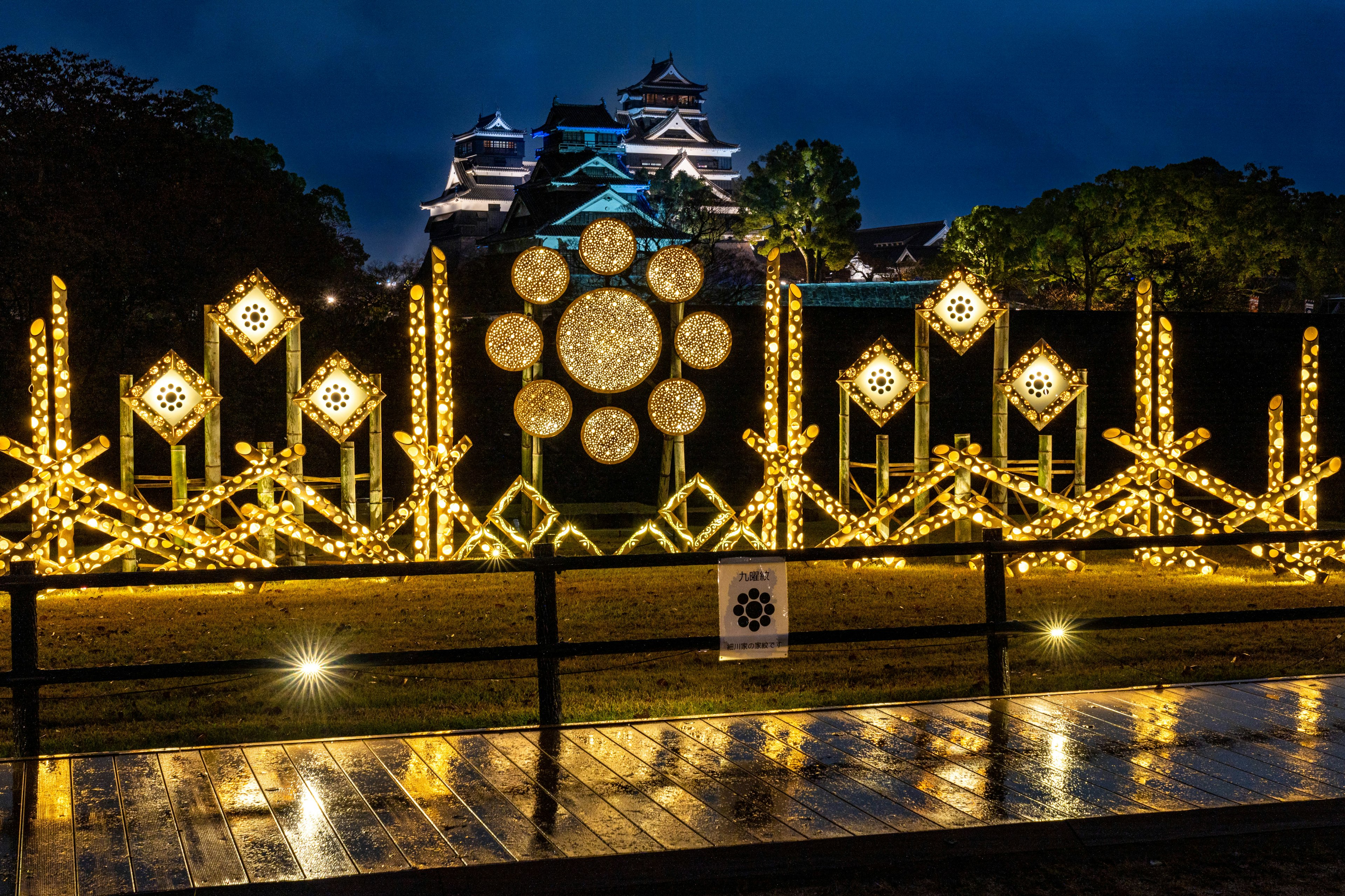 Desain iluminasi yang indah dengan kastil di latar belakang pada malam hari