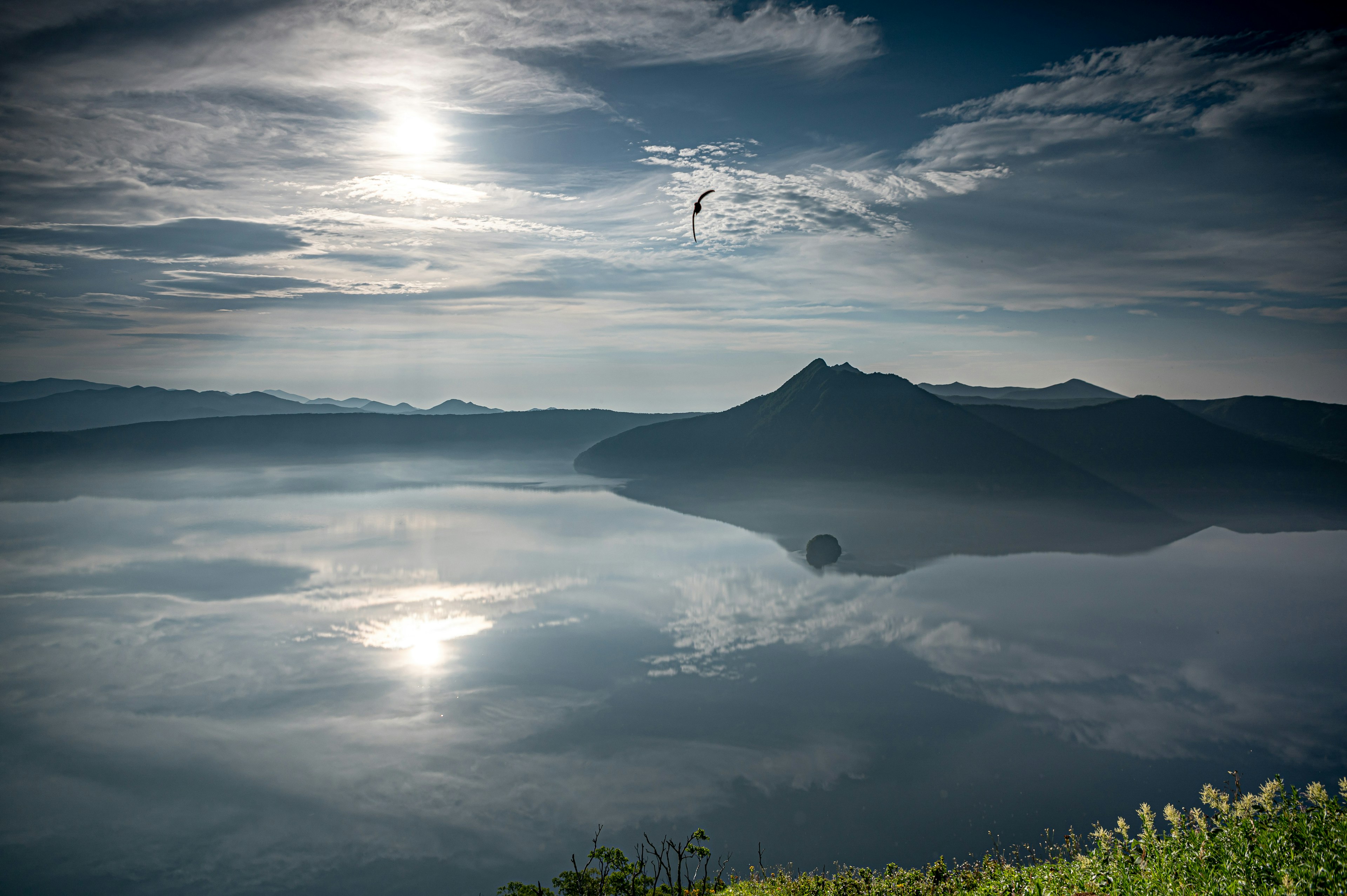 湖邊景觀月光與雲彩壯麗的山脊輪廓