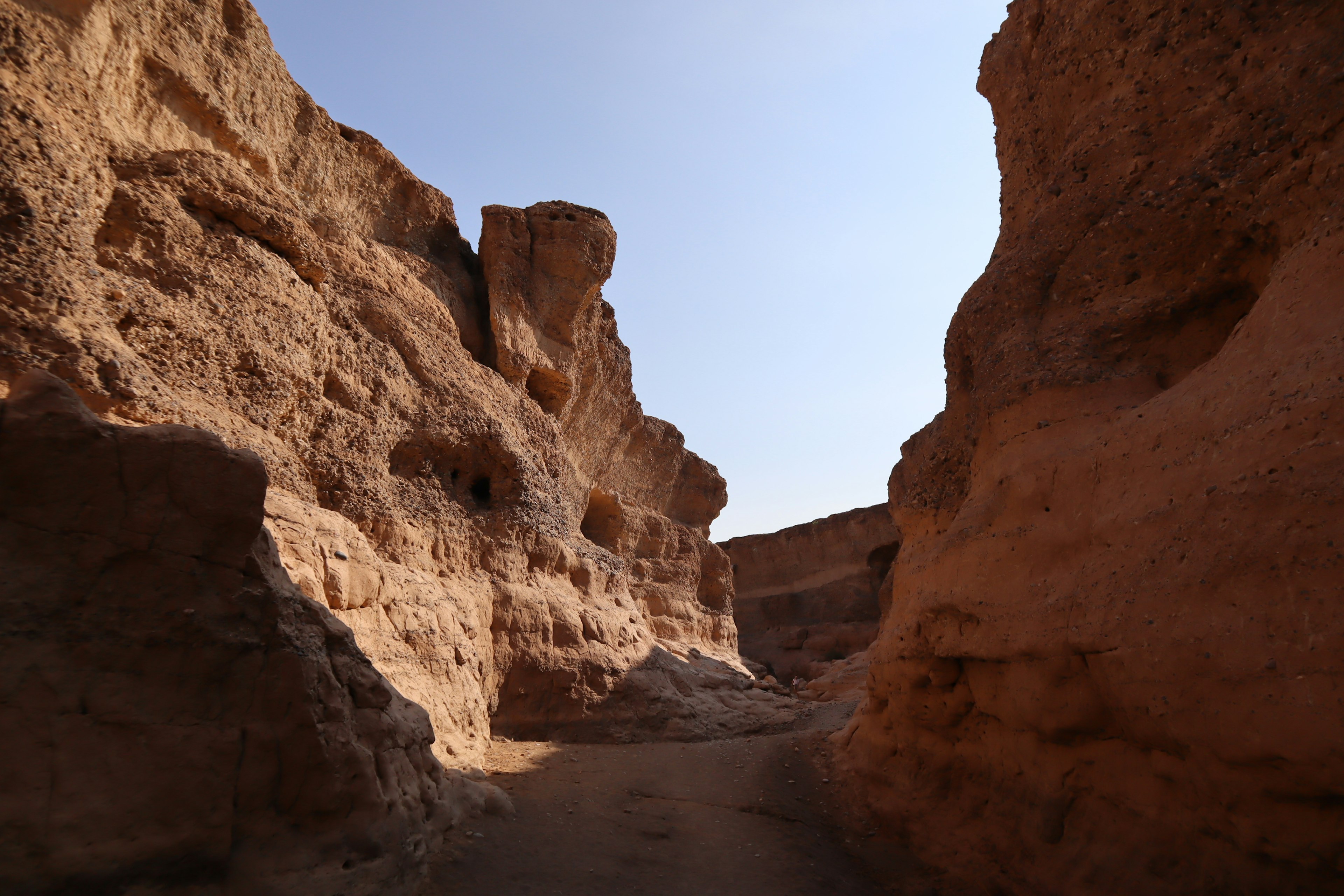 Passaggio stretto in un canyon di arenaria con cielo blu