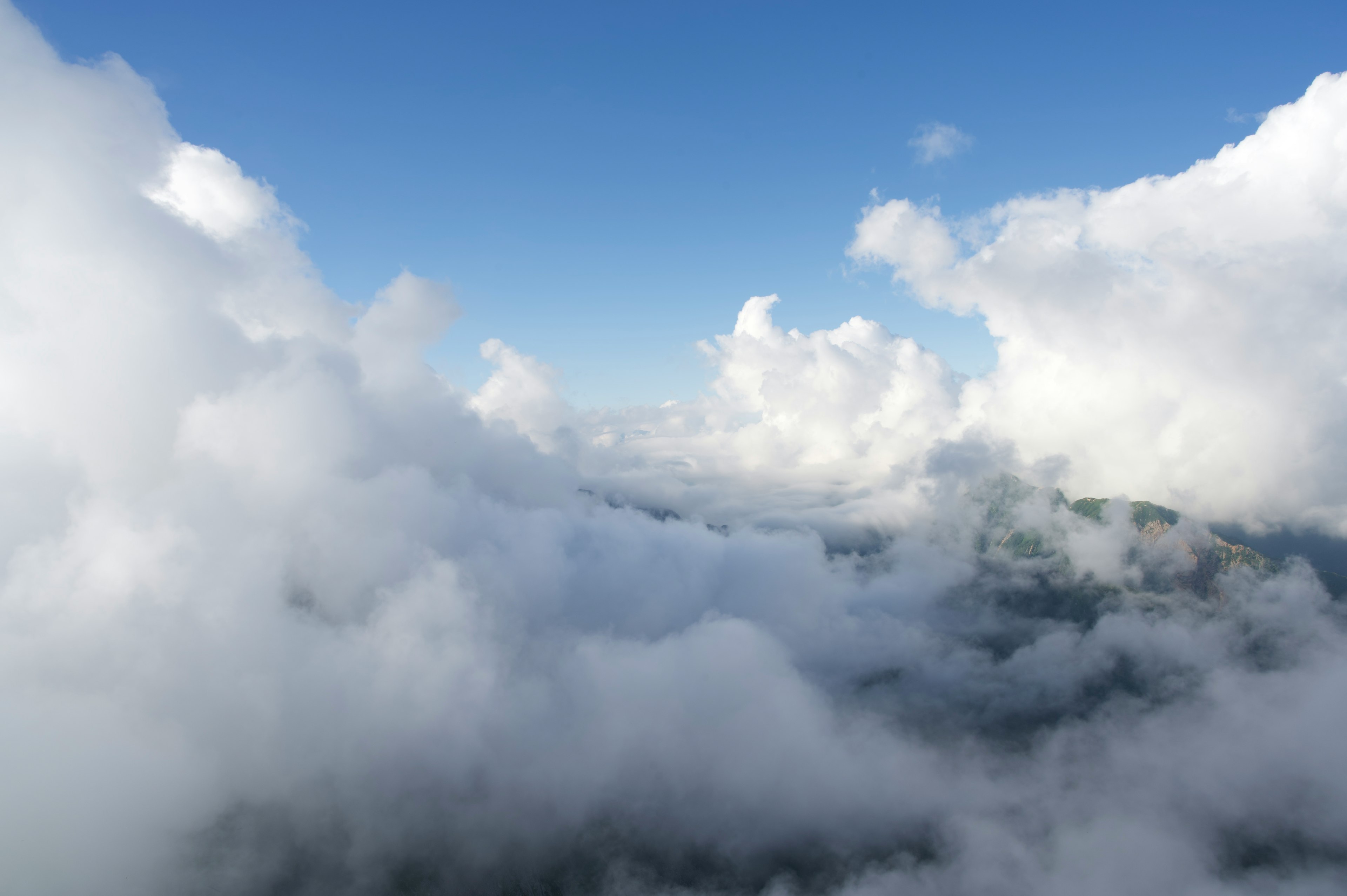 青空に浮かぶ白い雲の風景