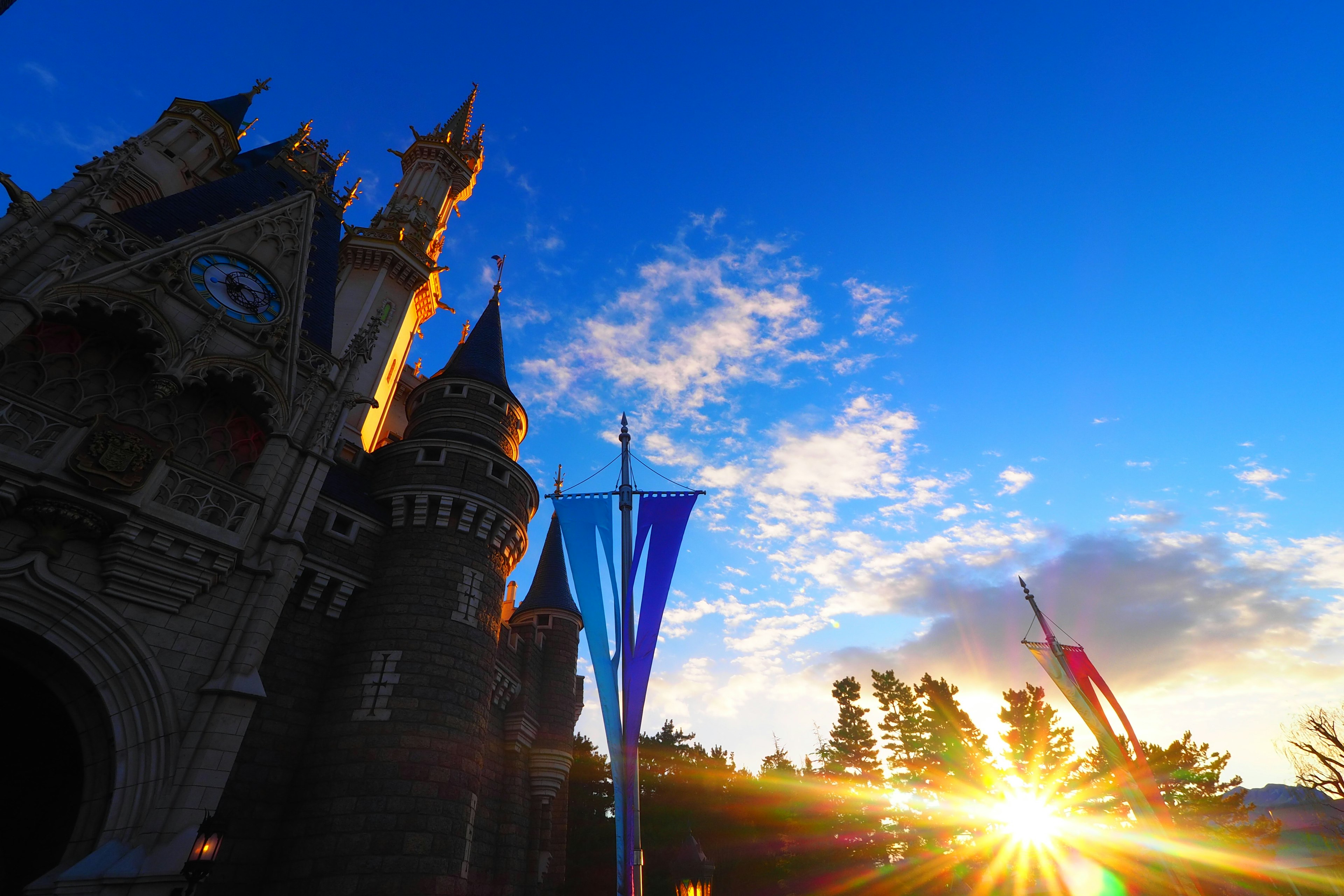 Extérieur d'un château sous un beau ciel bleu avec un soleil levant