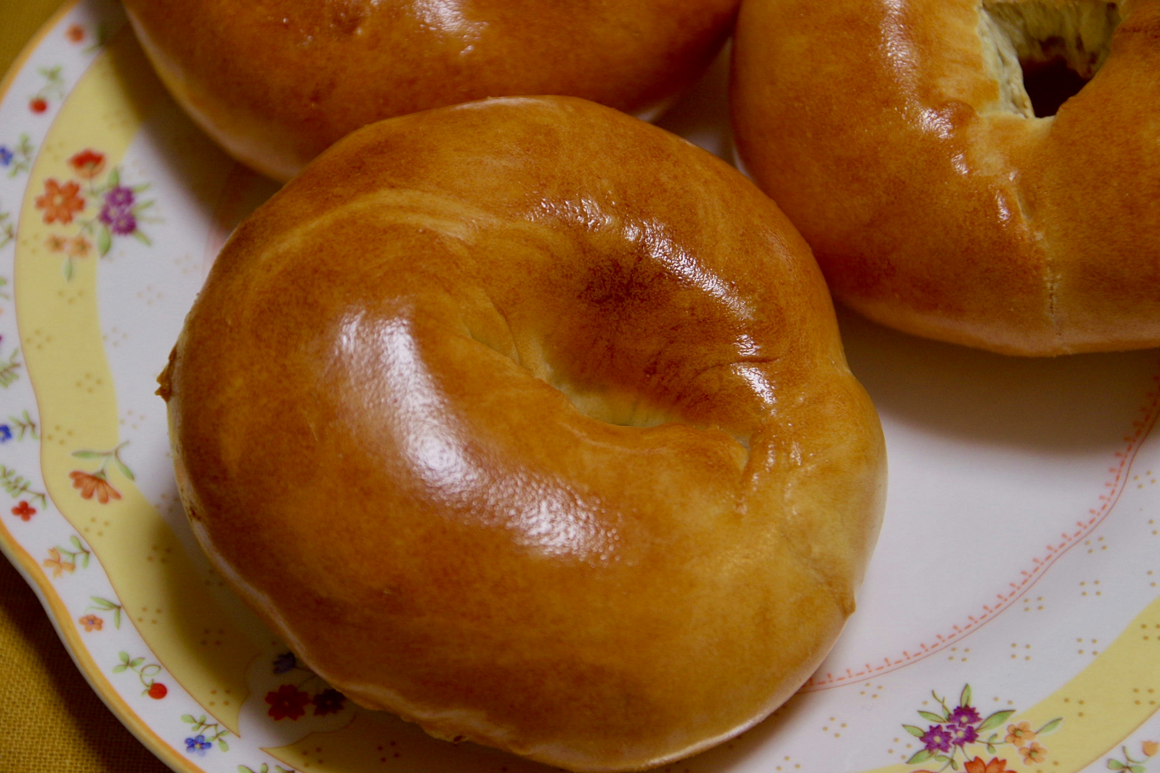 Bagel baru dipanggang disusun di atas piring