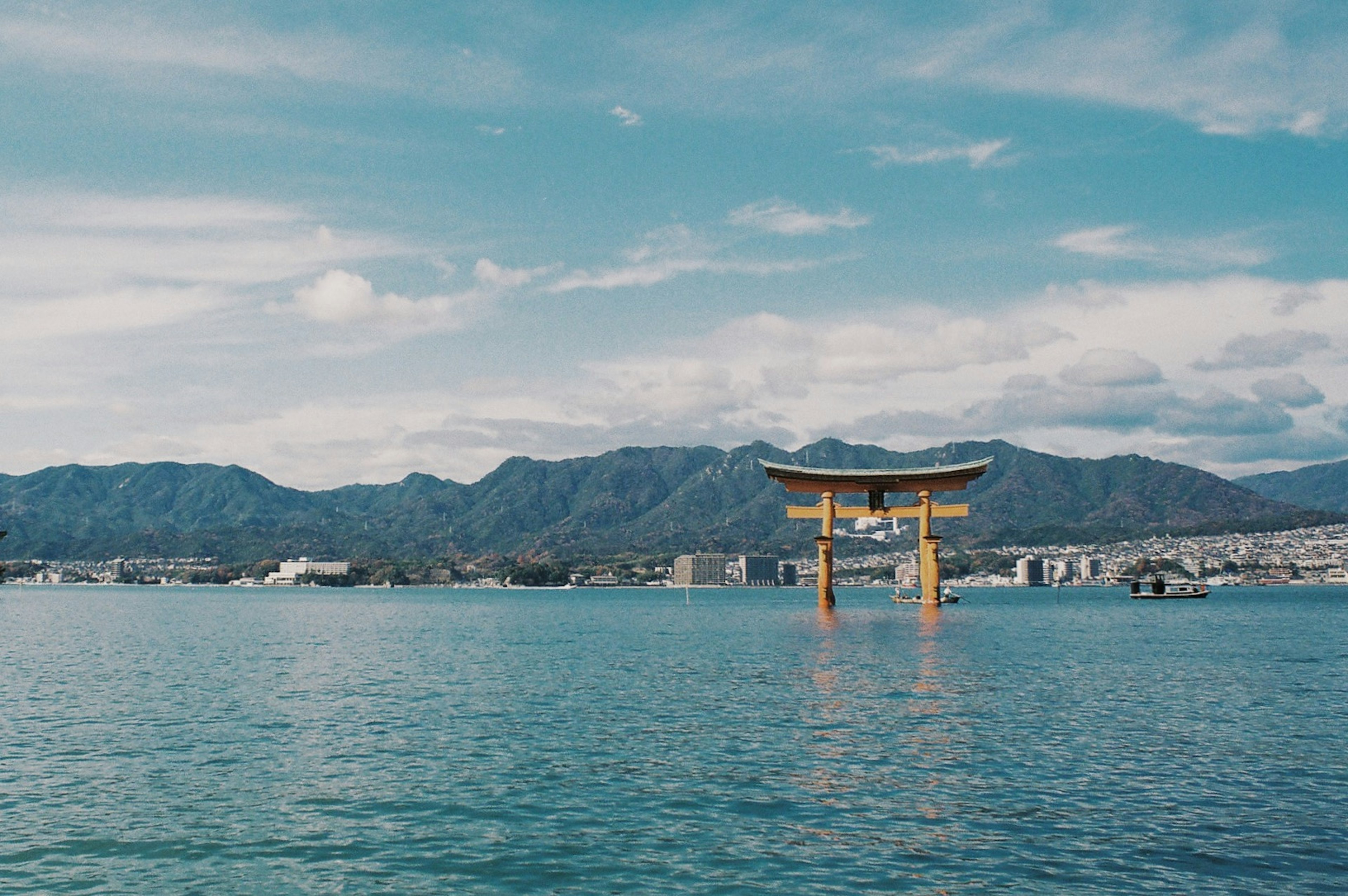 美しい海に浮かぶ鳥居と山々の風景