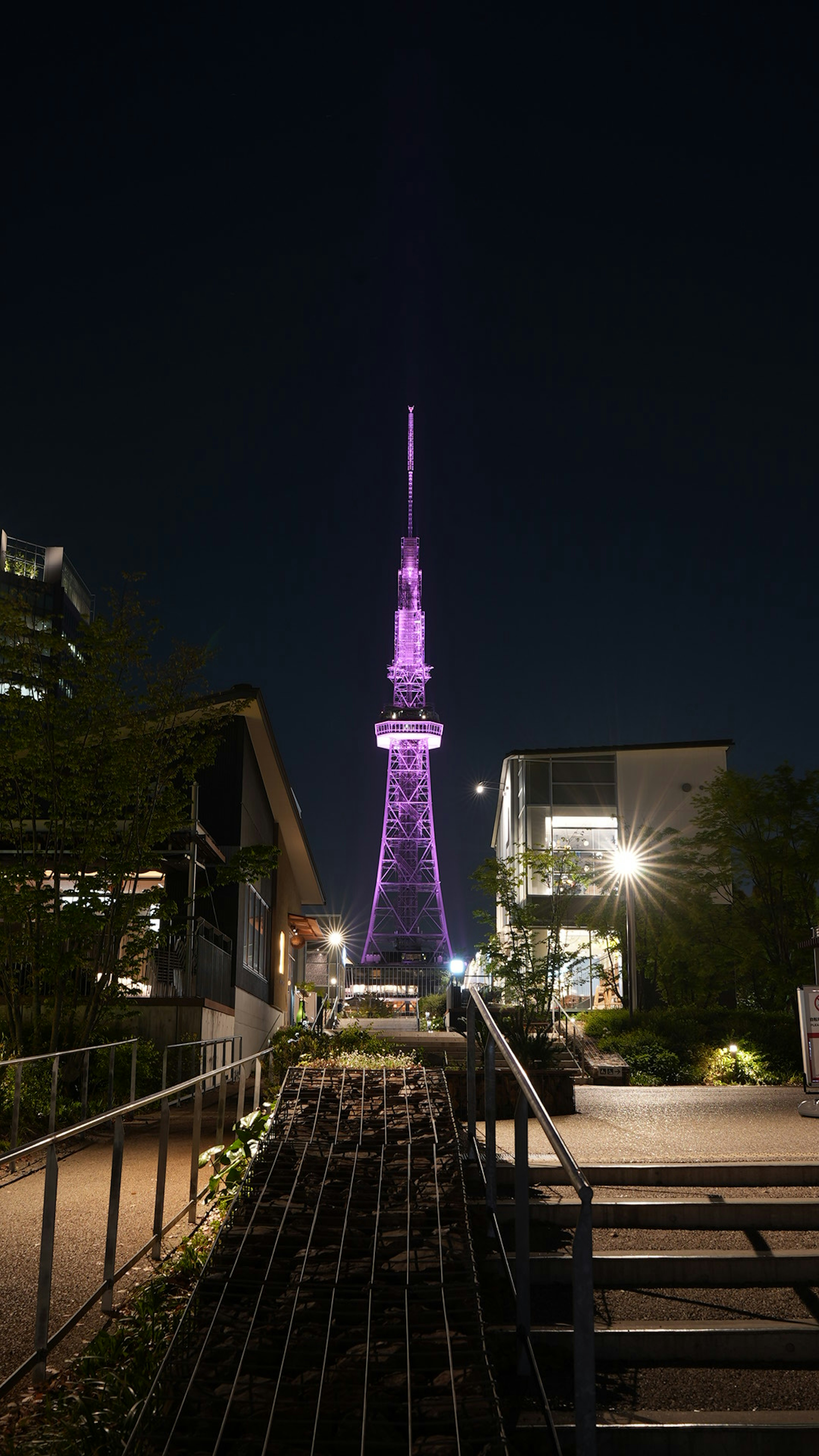 Tokio Tower in lila bei Nacht beleuchtet