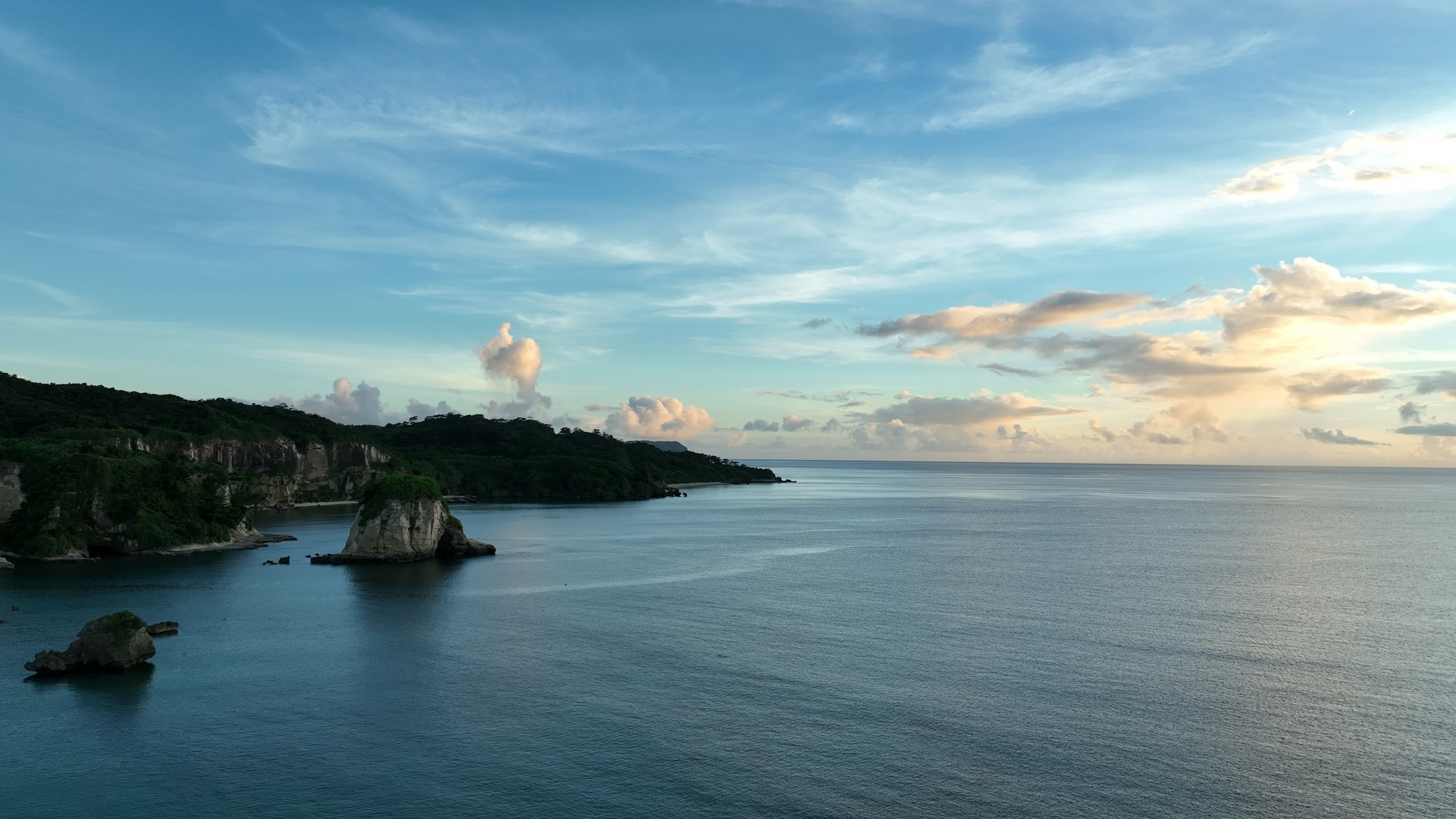 Paisaje marino sereno con cielo azul e islas distantes visibles