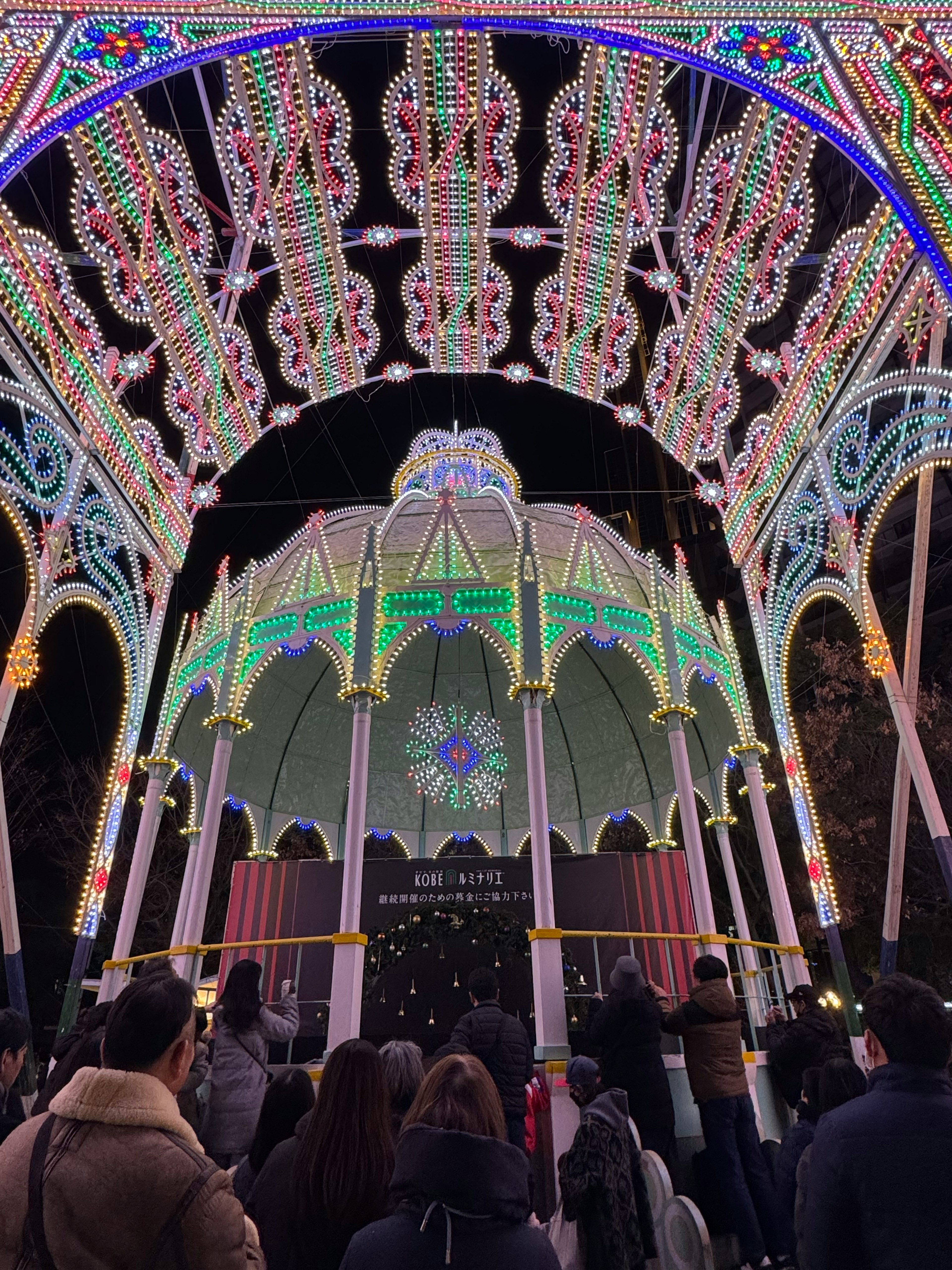 Hermosa arcade decorada con luces nocturnas y siluetas de espectadores