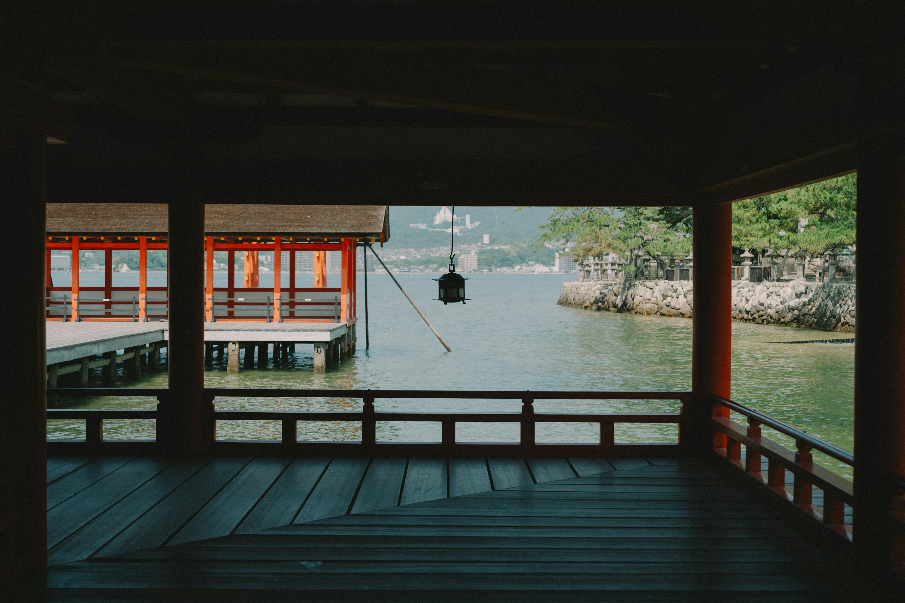 Pemandangan dari dalam bangunan tradisional Jepang yang menghadap ke laut