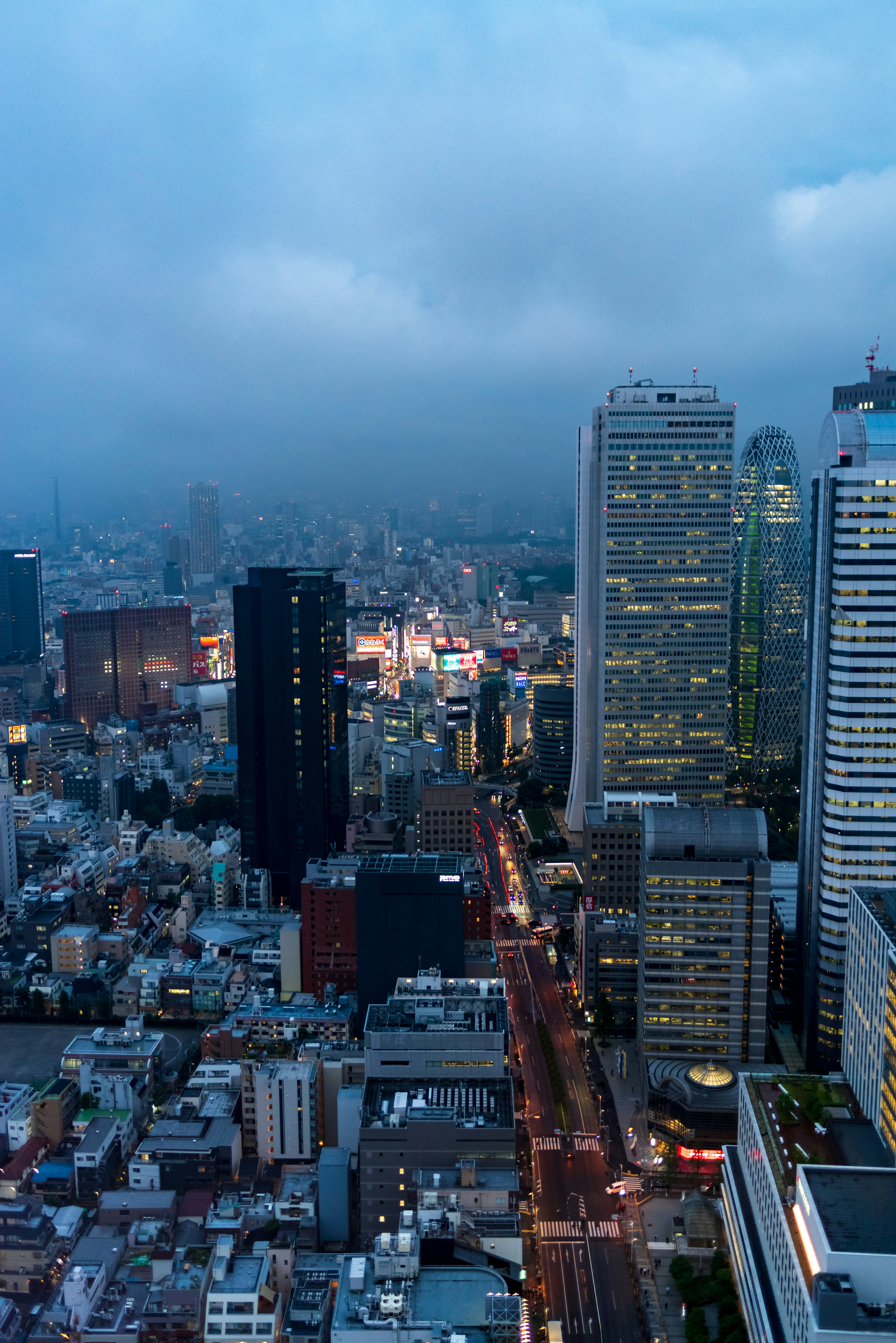 Vista nocturna de Tokio con rascacielos y calles de la ciudad