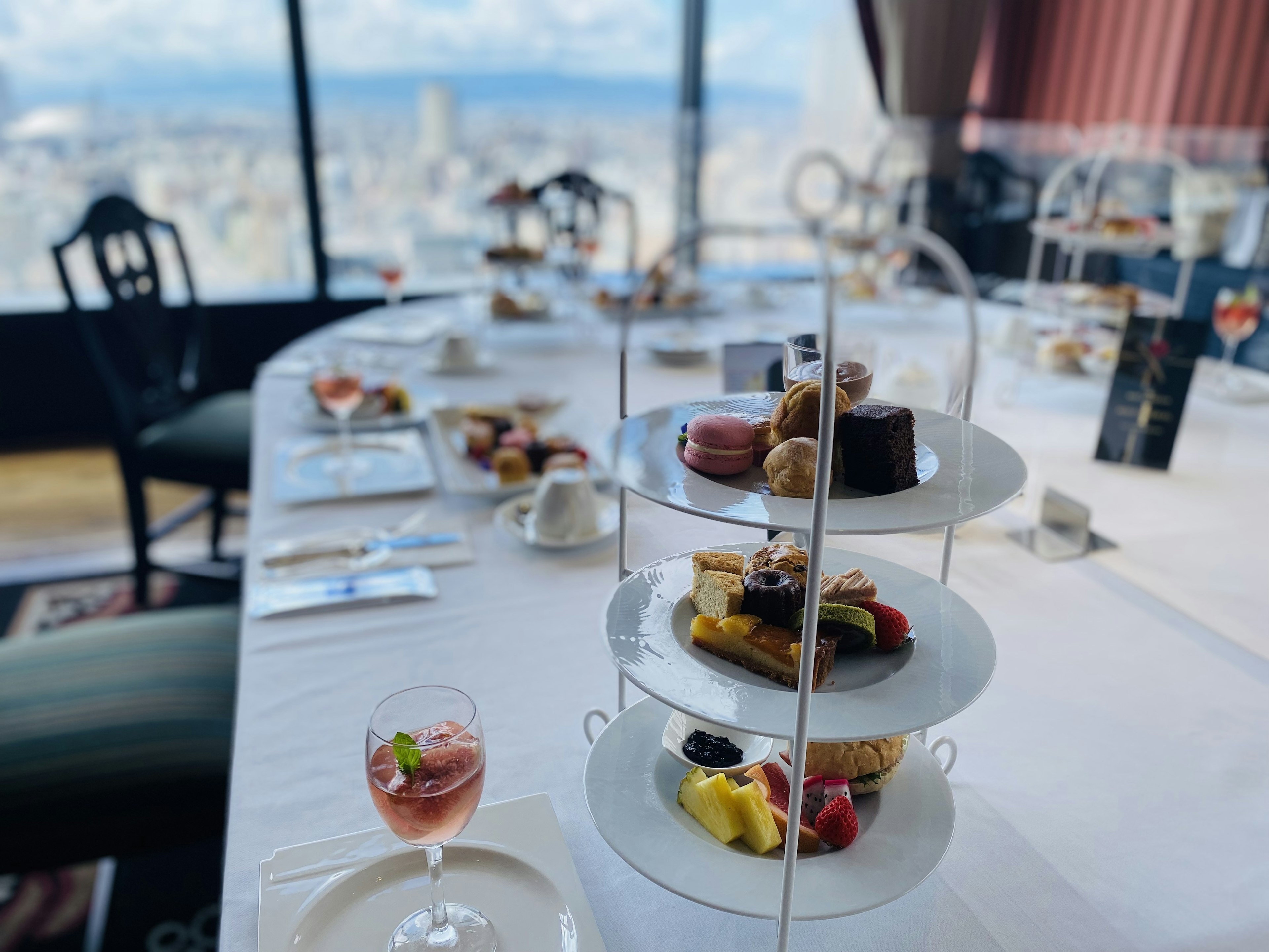 Nachmittagstee-Setup in einem Hochhausrestaurant mit Stadtblick