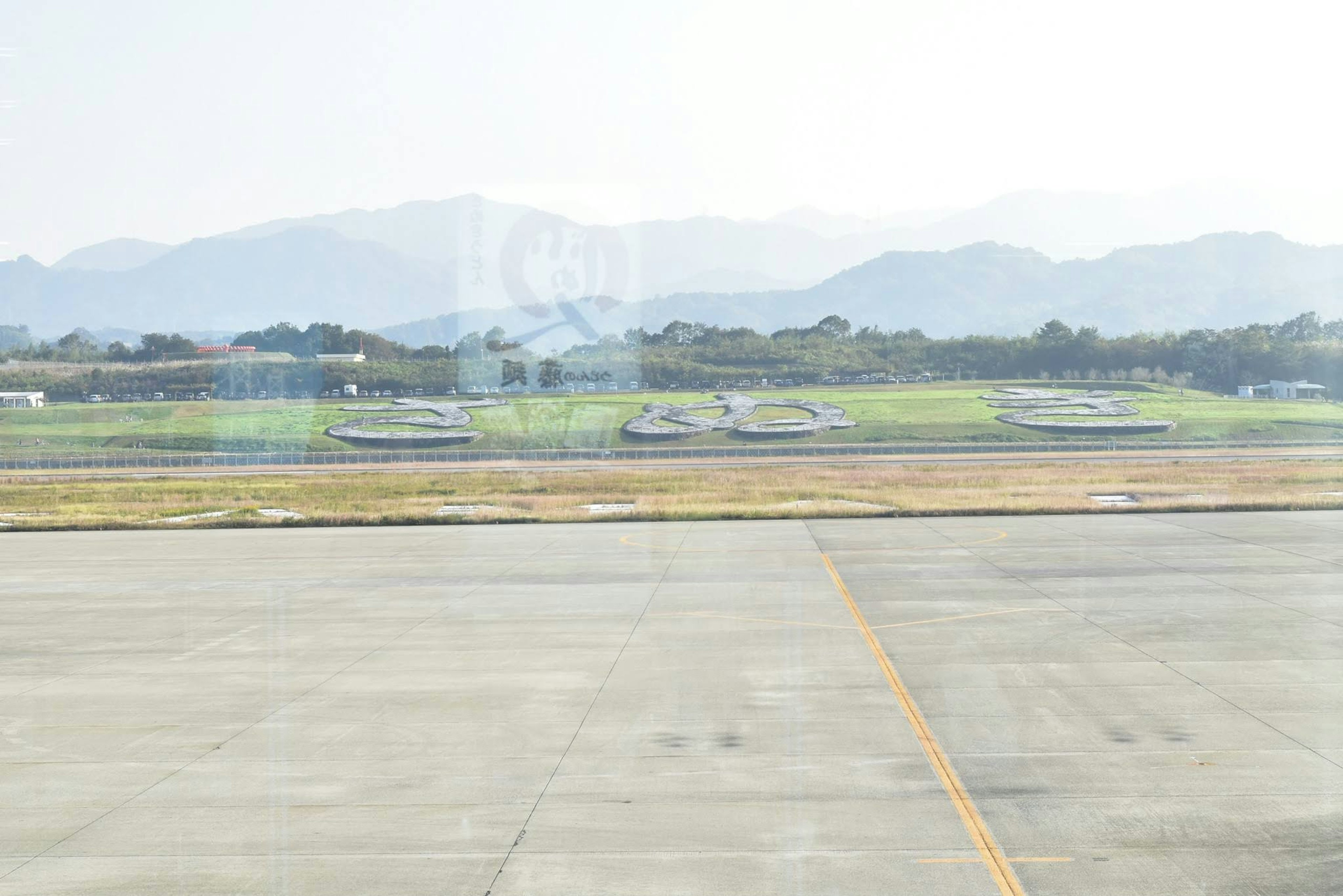 Vista di un aeroporto con pista e montagne sullo sfondo